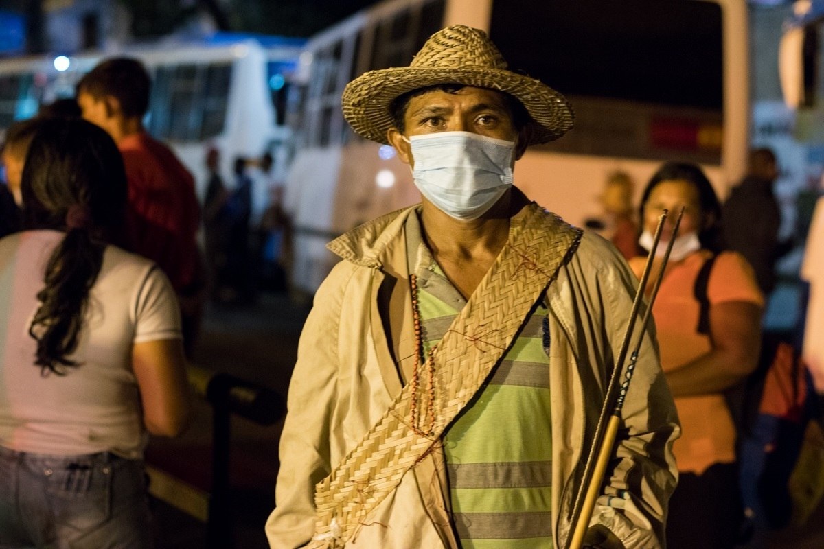 Un grupo de indígenas mientras protestan hoy, junto al palacio de Miraflores, en Caracas (Venezuela)
