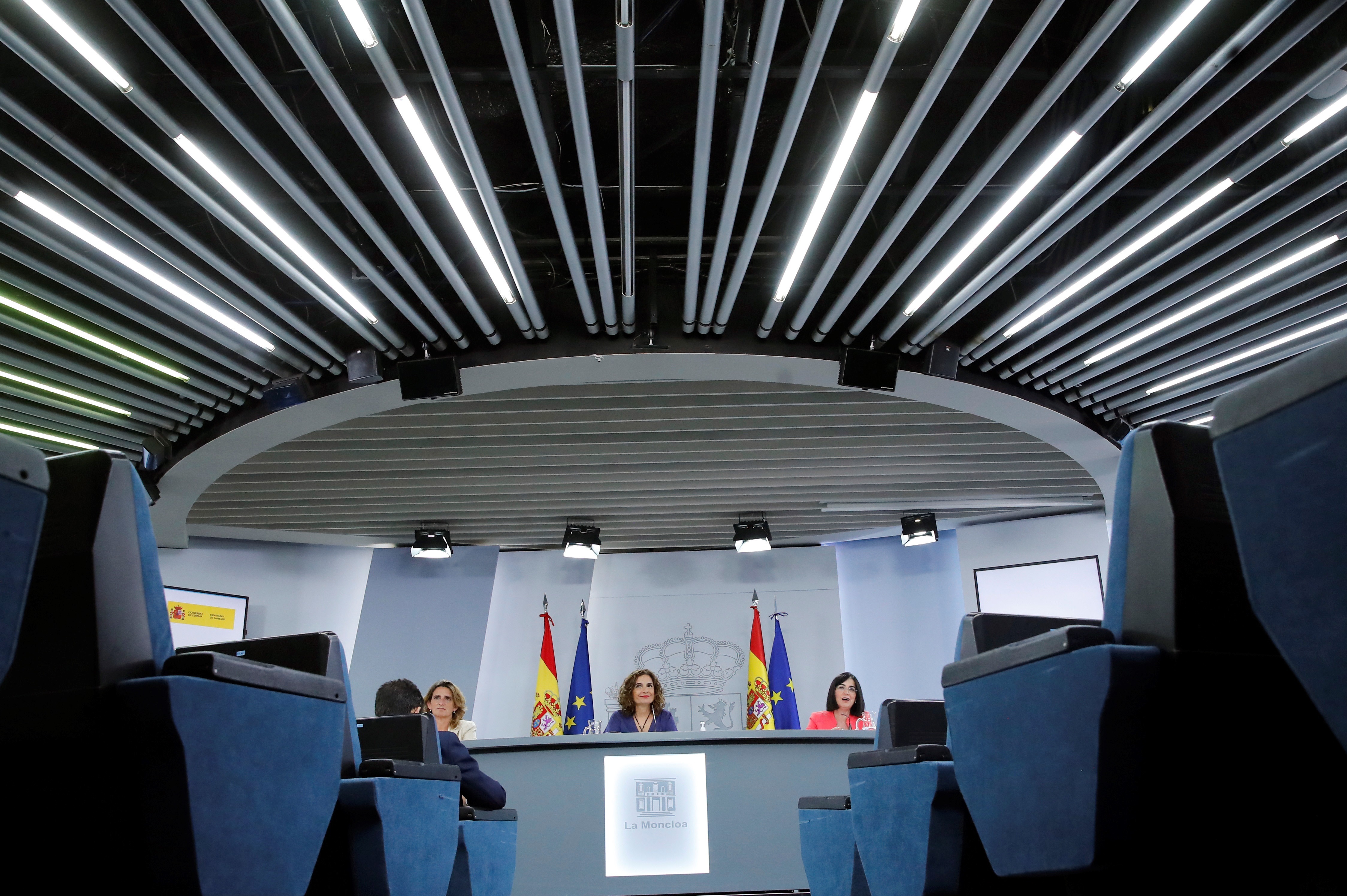 El Gobierno de España aprobó en un Consejo de Ministros extraordinario el decreto que pone fin al uso obligatorio de las mascarillas en el exterior (Foto: EFE)