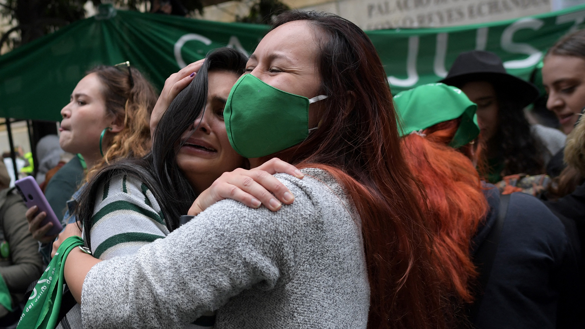 La clandestinidad del aborto trae mucho sufrimiento a las mujeres y la despenalización del aborto se festejó con lagrimas de emoción (Raúl ARBOLEDA/AFP)