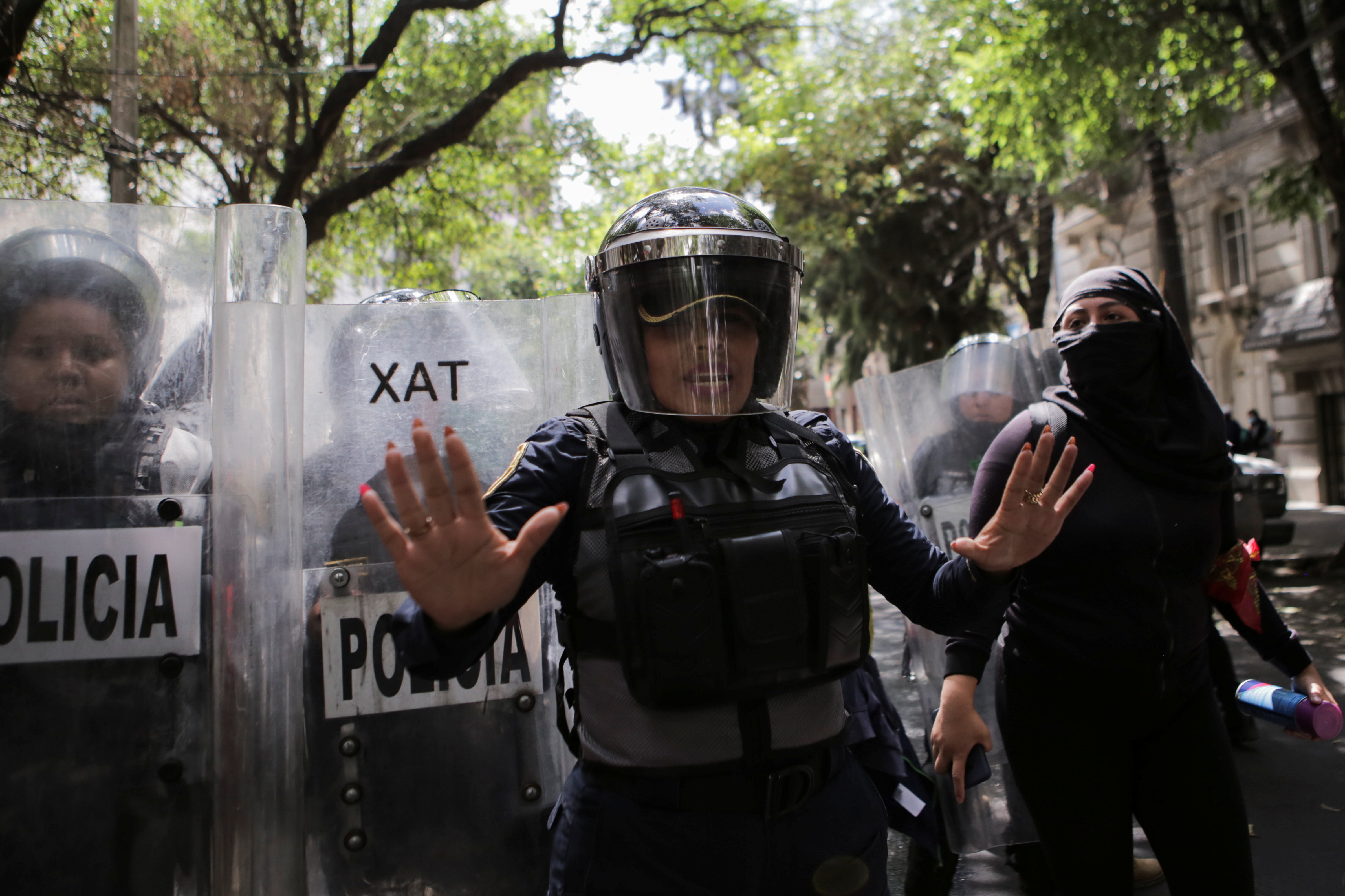 La marcha es acompañada por la policía femenil Ateneas (REUTERS/Raquel Cunha)