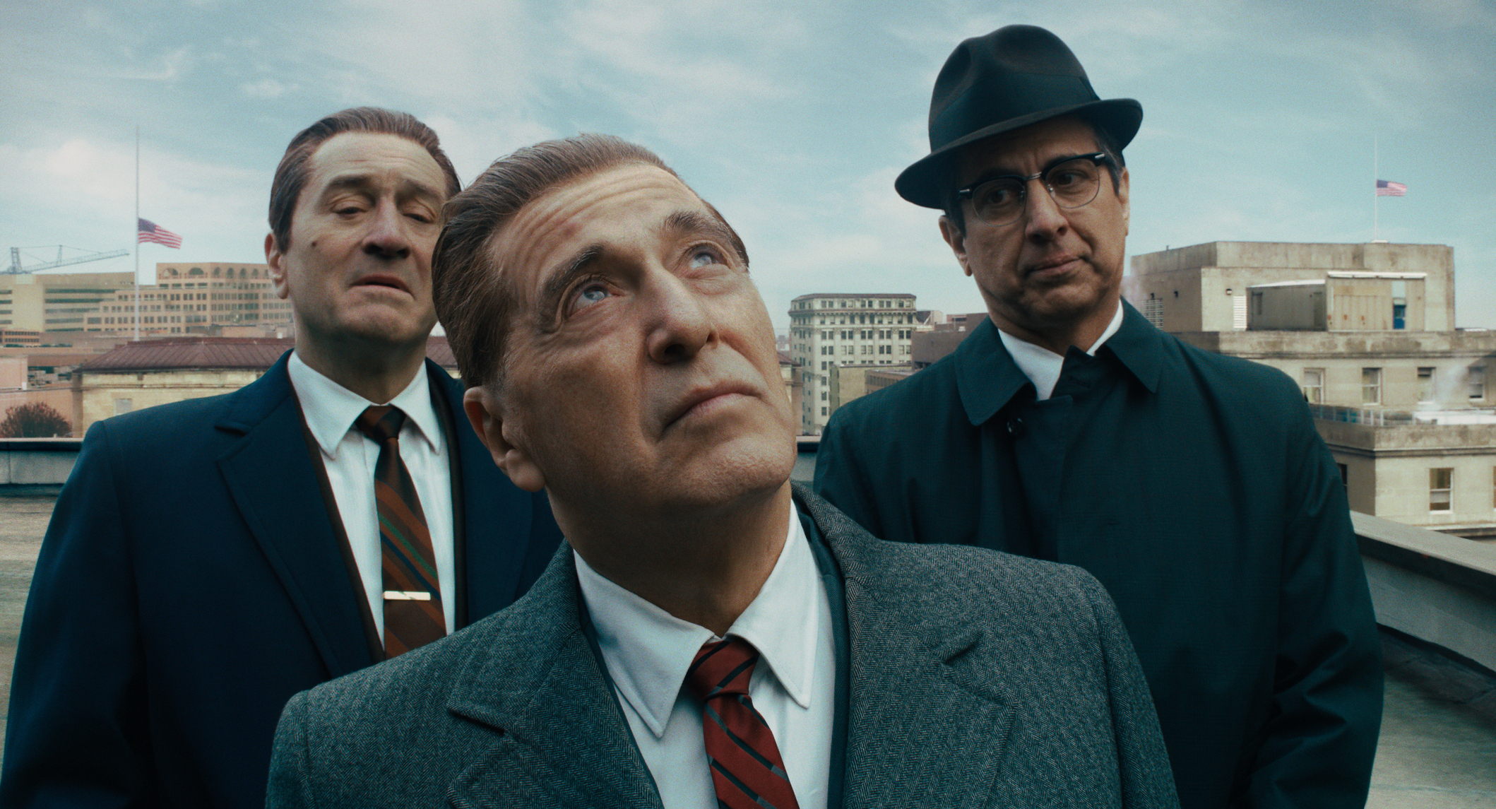 De izquierda a derecha, Robert De Niro, Al Pacino y Ray Romano en una escena de "El irlandés", de Martin Scorsese (Foto: Netflix via AP)