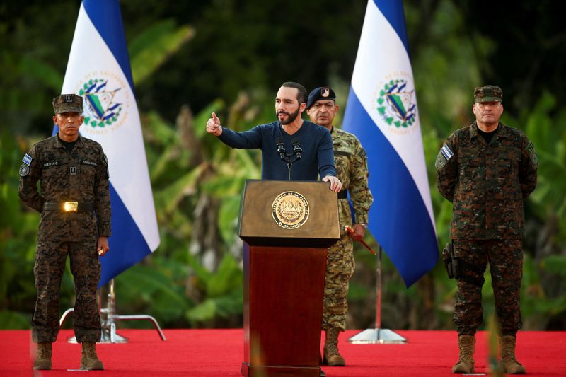 El presidente de El Salvador, Nayib Bukele, habla en una ceremonia de despliegue de la quinta fase del plan de Control Territorial en San Juan Opico, El Salvador, el 23 de noviembre de 2022 (REUTERS/José Cabezas)