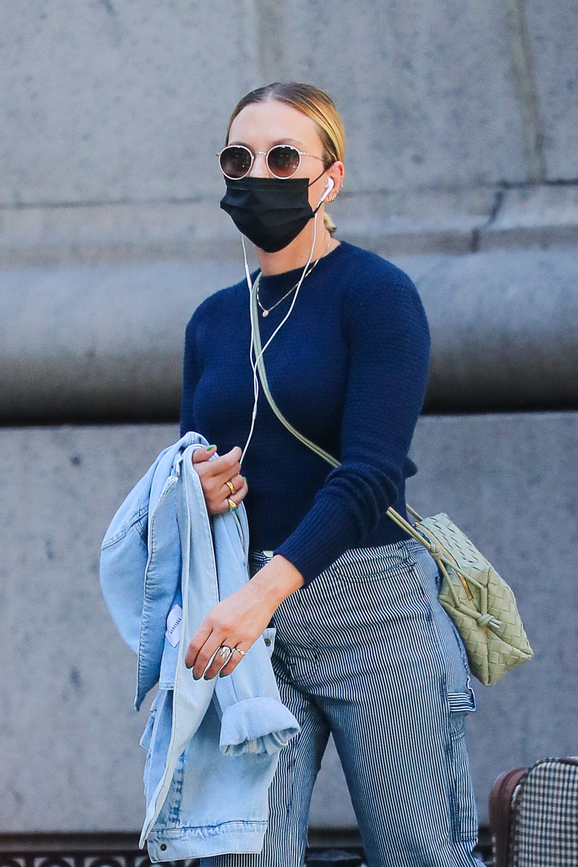 Remera azul, lentes oscuros y pantalón azul tipo carpintero, Scarlett Johansson decidió pasar desapercibida mientras daba un paseo por las calles de Nueva York