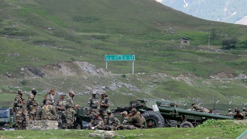 Despliegue de soldados y artillería en la zona (Reuters)