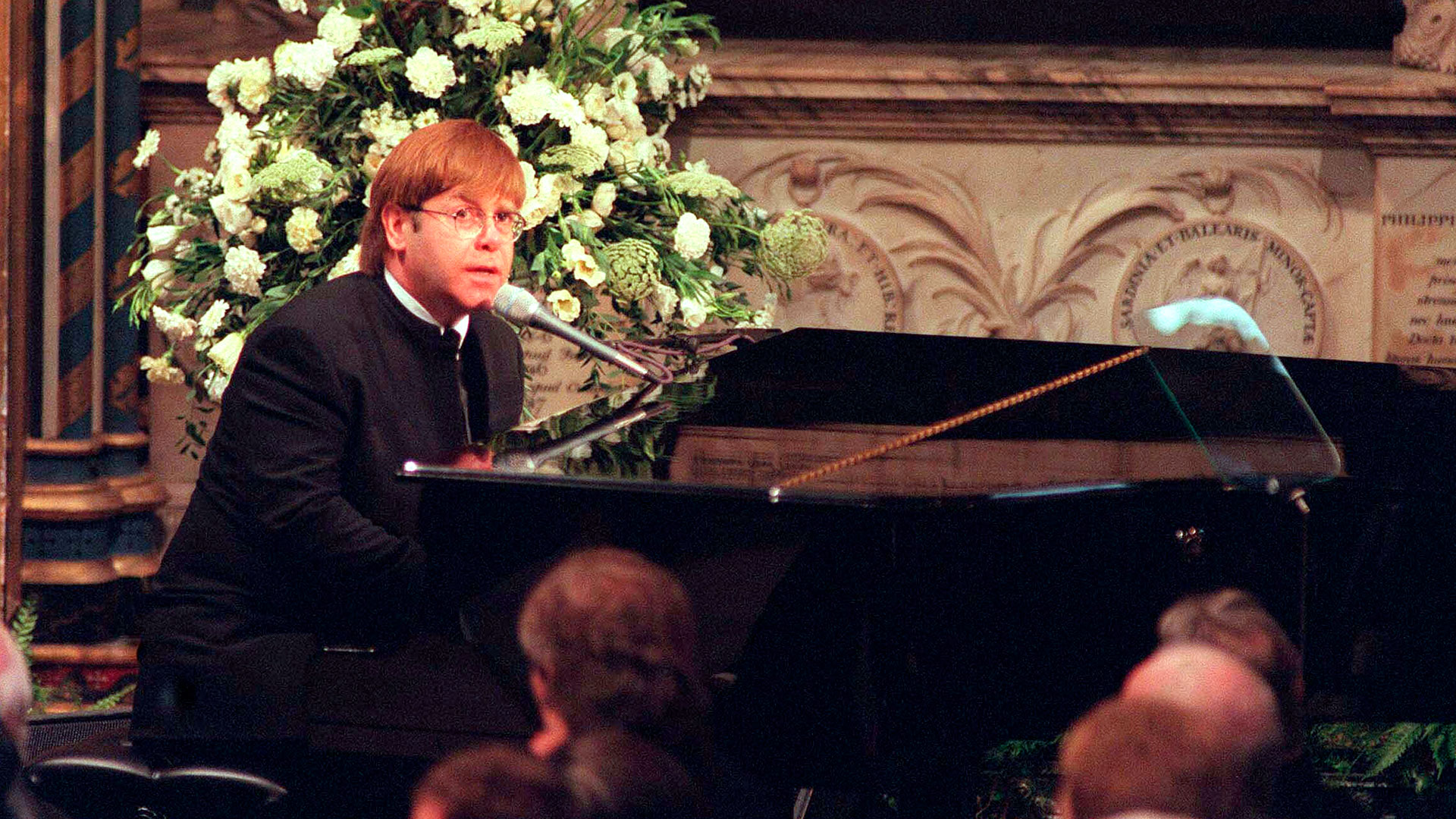 Sir Elton John cantó 'Candle In The Wind' en el funeral Lady Di el 6 de septiembre de 1997. (Photo by Anwar Hussein/WireImage)