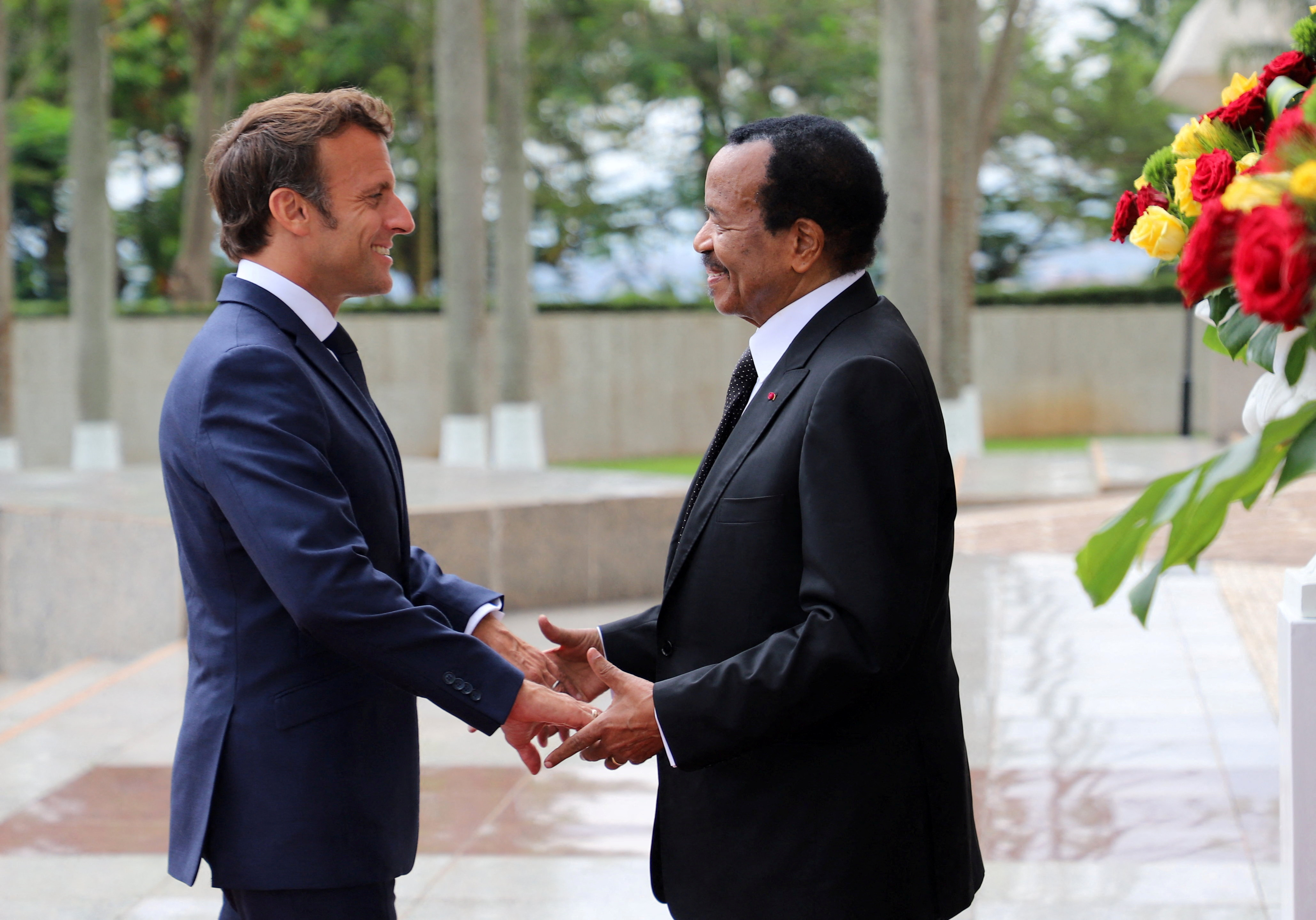 El presidente de Camerún, Paul Biya, recibe a su homólogo francés, Emmanuel Macron, en el palacio presidencial de Yaoundé, Camerún, el 26 de julio de 2022. REUTERS/Desire Danga Essigue