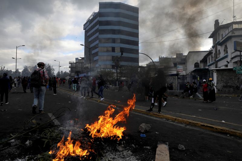 Manifestantes en un bloqueo de carreteras  (REUTERS/Karen Toro)