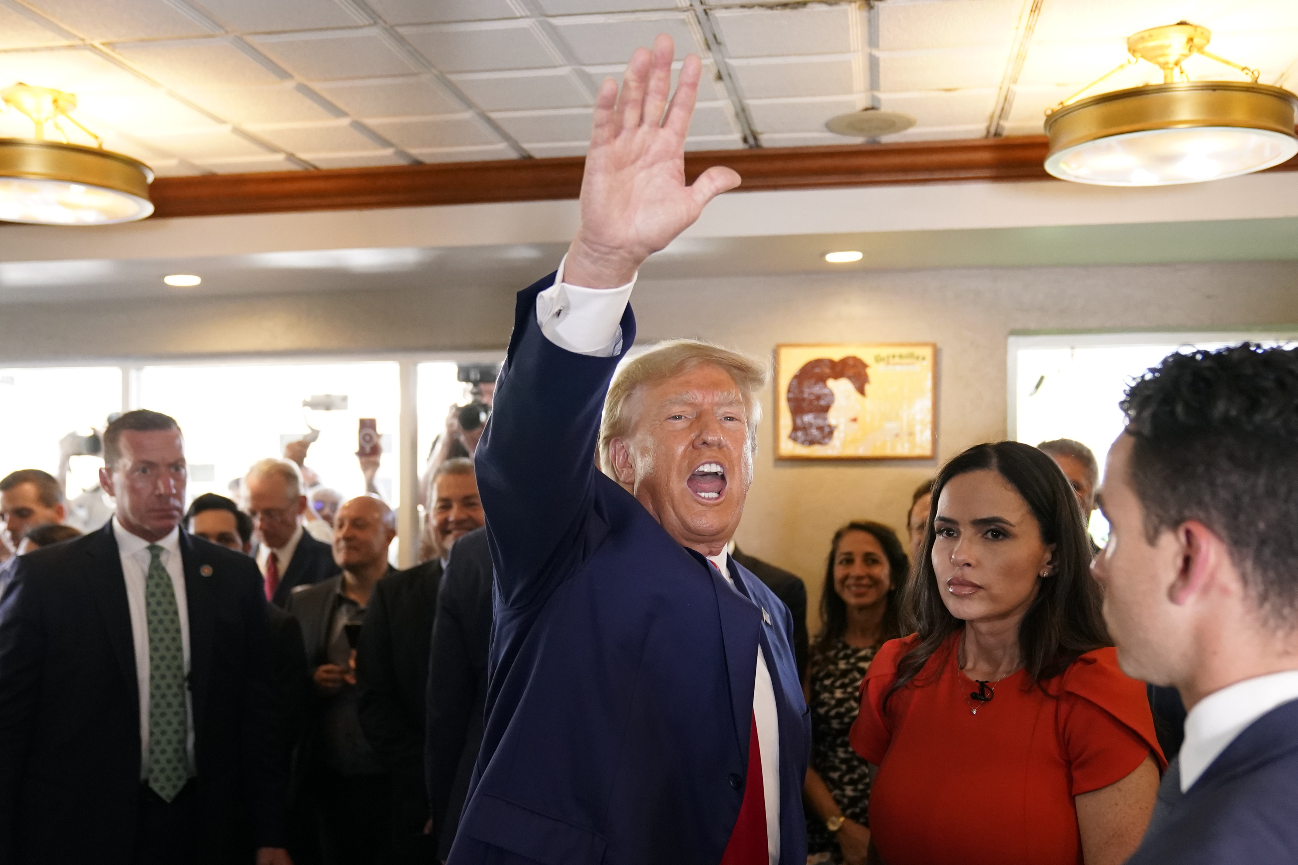 El ex presidente Donald Trump saluda a sus seguidores en el restaurante Versailles el martes 13 de junio de 2023 en Miami (AP Photo/Alex Brandon)