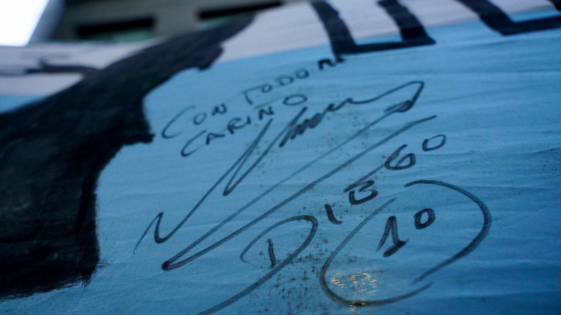 La bandera con el Che y Diego lleva la firma del astro