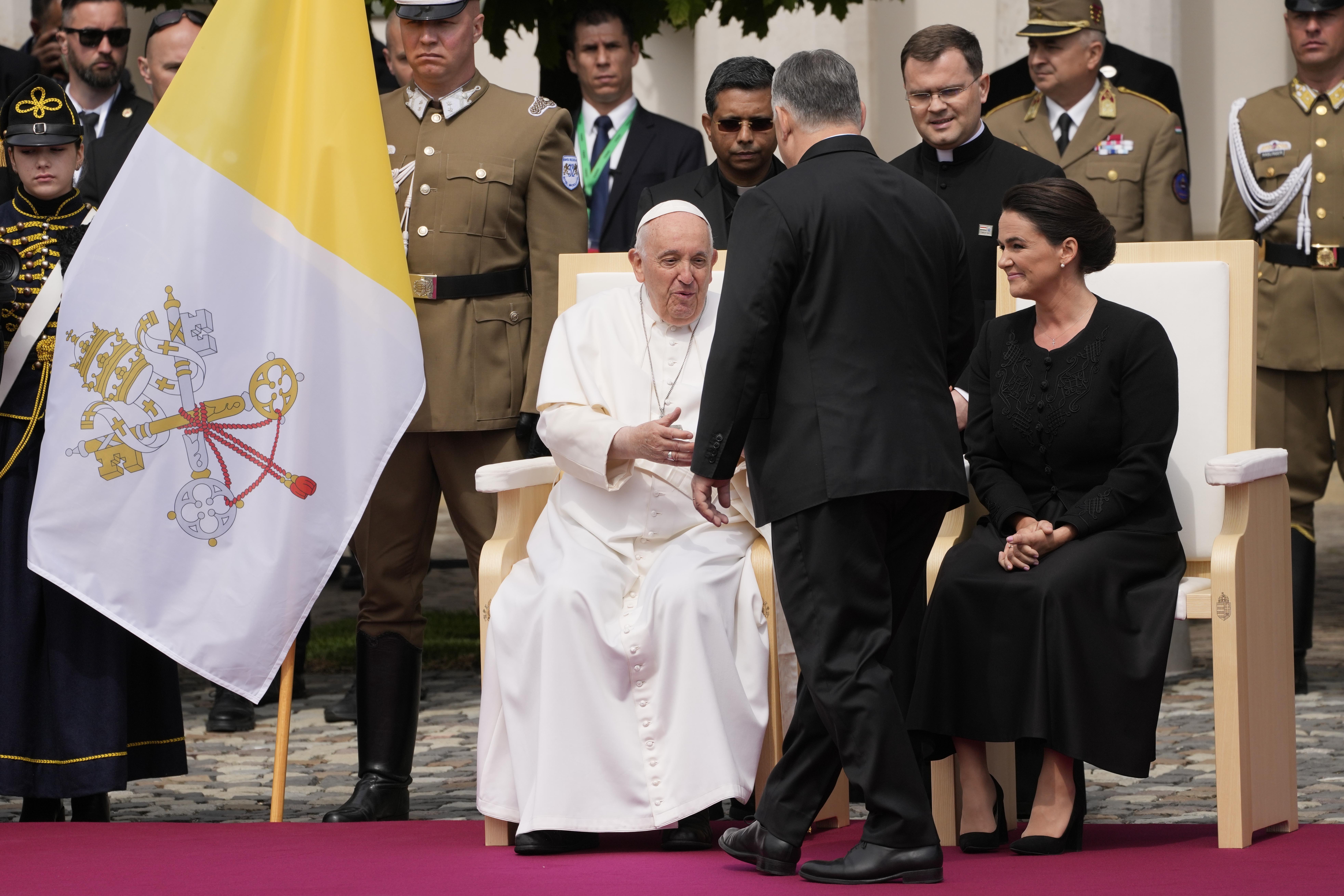 El papa Francisco (izquierda), saluda al primer ministro de Hungría, Viktor Orban, en la plaza del Palacio Sándor, en Budapest, el 28 de abril de 2023, en el inicio de una visita pastoral de tres días. (AP Foto/Andrew Medichini)