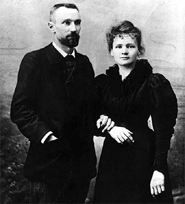 Marie y Pierre tenían una estrecha amistad basada en los intercambios científicos, pero la mujer lo había rechazado varias veces. Pierre insistió y finalmente se casaron el 26 de julio de 1895