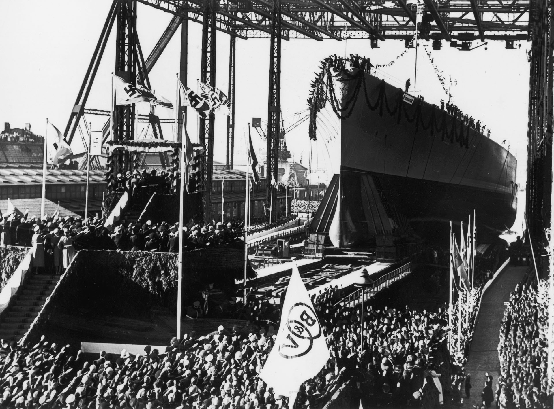 14 de febrero de 1939: Adolf Hitler asiste a la botadura del Bismarck, el primer acorazado alemán de posguerra de 35.000 toneladas, en el astillero Blohm & Voss de Hamburgo. La nave fue bautizada en honor al "Canciller de Hierro" Otto Von Bismarck, padre de la Alemania unificada.(Keystone/Getty Images)
