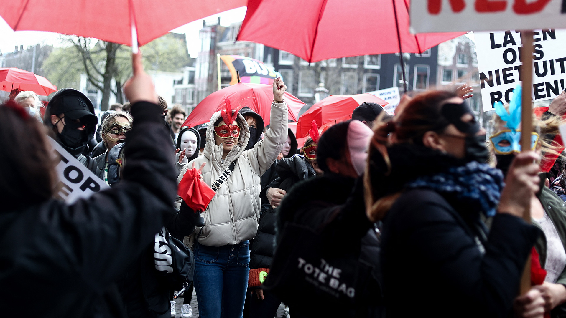 Ámsterdam quiere trasladar la prostitución legal fuera del famoso barrio rojo del centro de la ciudad ante las quejas de los residentes por la delincuencia y el comportamiento de los visitantes (AFP)