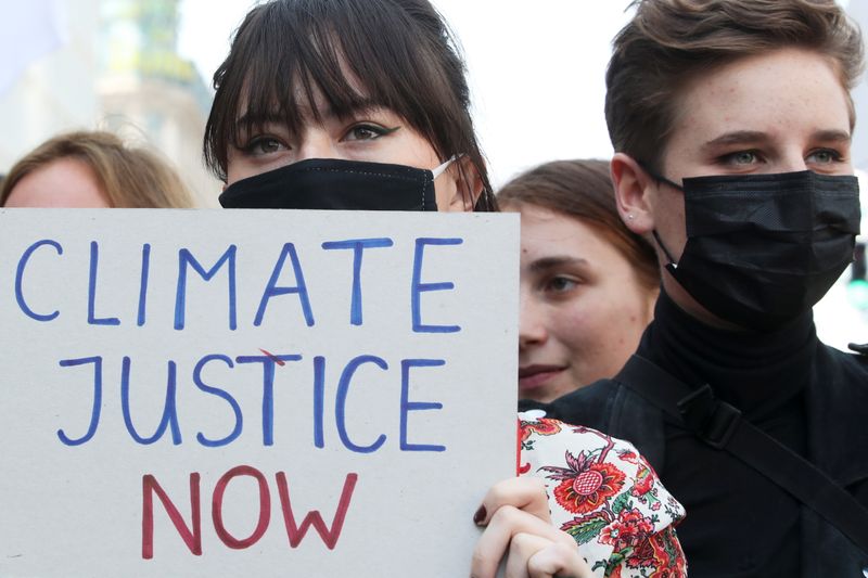 Varias personas participan en una manifestación contra el cambio climático previa a la cumbre COP26 en Bruselas, Bélgica.
