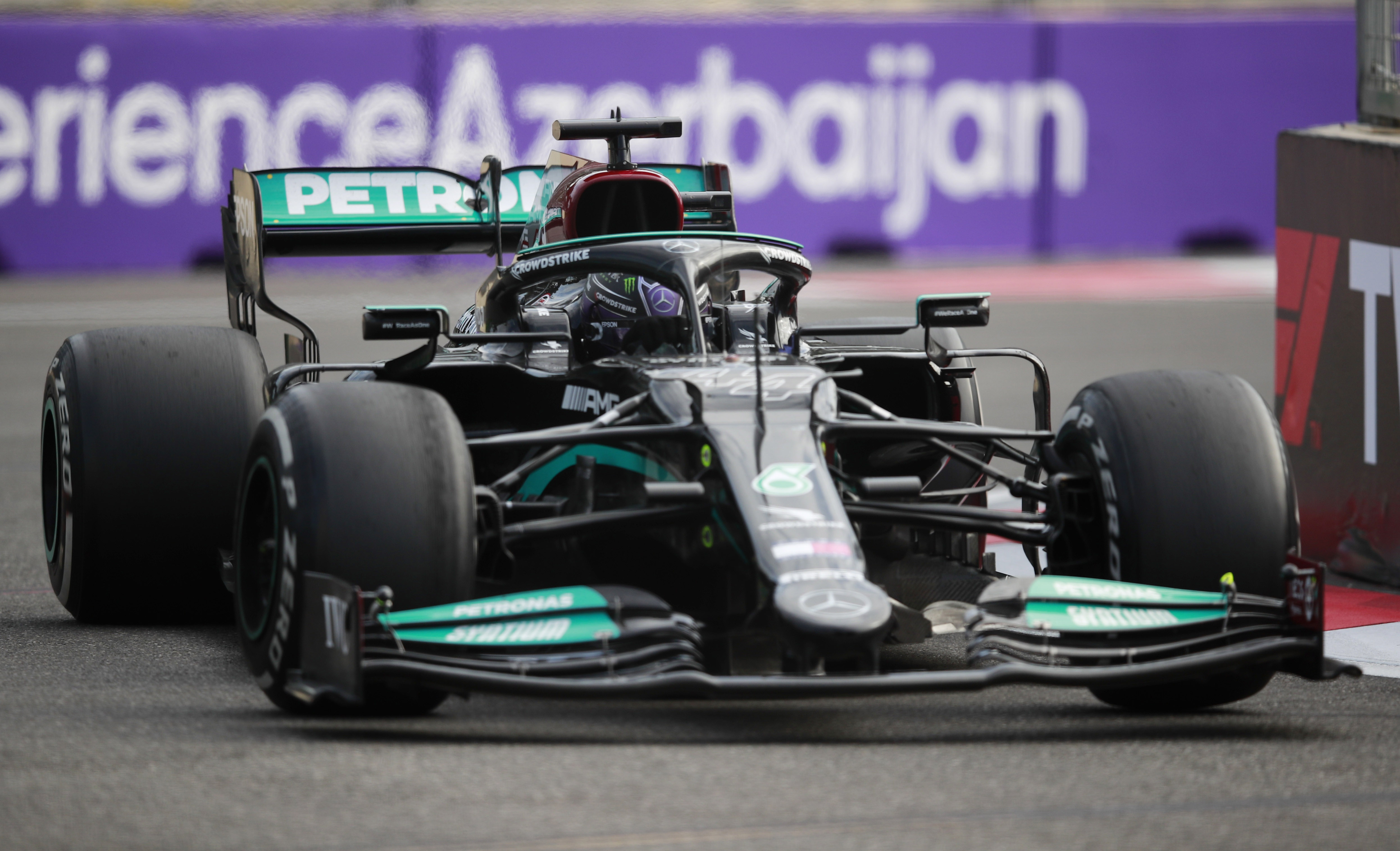 Formula One F1 - Azerbaijan Grand Prix - Baku City Circuit, Baku, Azerbaijan - June 6, 2021 Mercedes' Lewis Hamilton in action during the race REUTERS/Anton Vaganov