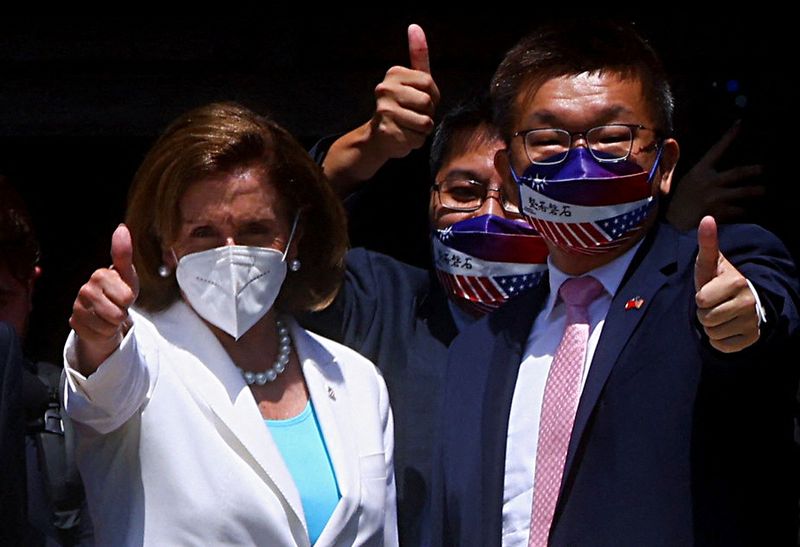 La presidenta de la Cámara de Representantes, Nancy Pelosi (izquierda), junto al vicepresidente del Yuan Legislativo taiwanés, Tsai Chi-chang, a su salida del Parlamento del país en Taipéi (REUTERS/Ann Wang)