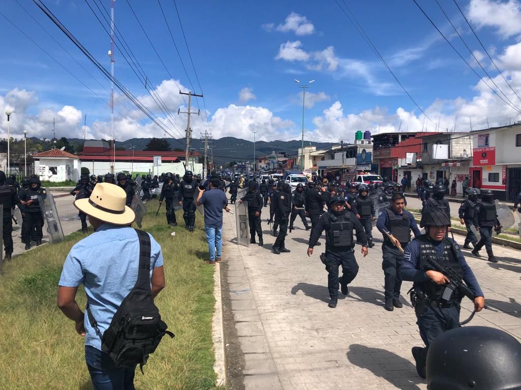 Motonetos” abrieron fuego y causaron destrozos en San Cristóbal de las Casas  - Infobae