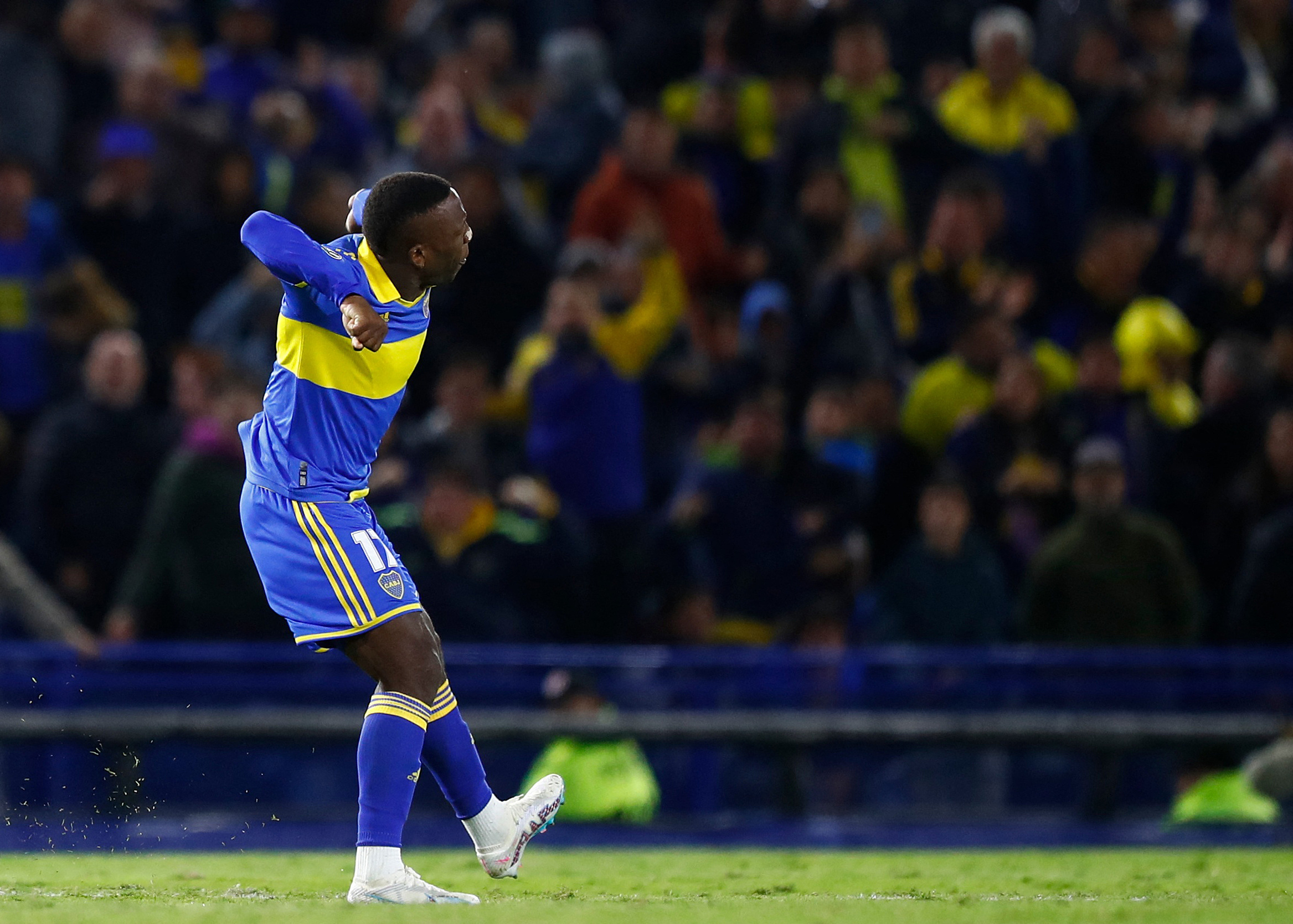 Luis Advincula festeja su gol, el que le dio el empate a Boca ante Pereira (REUTERS/Matias Baglietto)