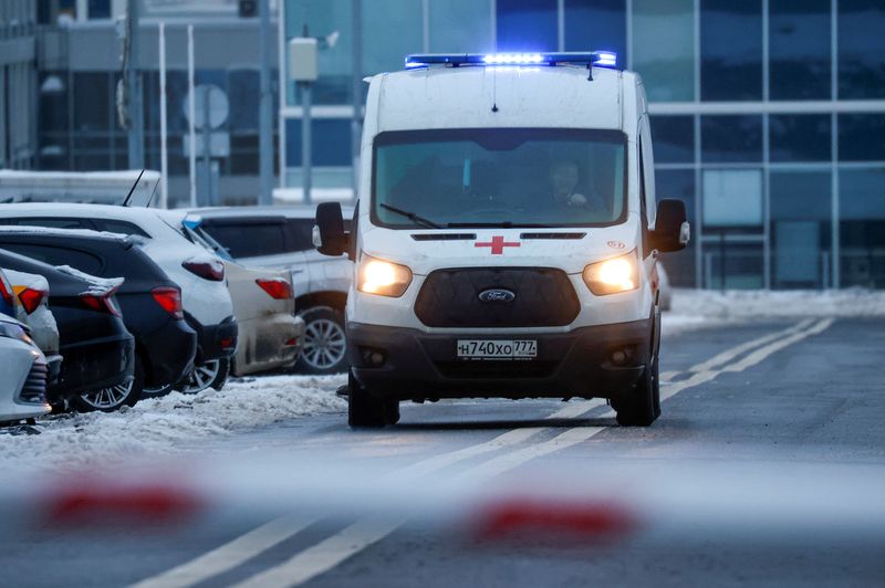 Una ambulancia fuera de un hospital para pacientes infectados con la enfermedad coronavirus (COVID-19) en las afueras de Moscú, Rusia, el 1 de febrero de 2022. REUTERS/Maxim Shemetov/Archivo
