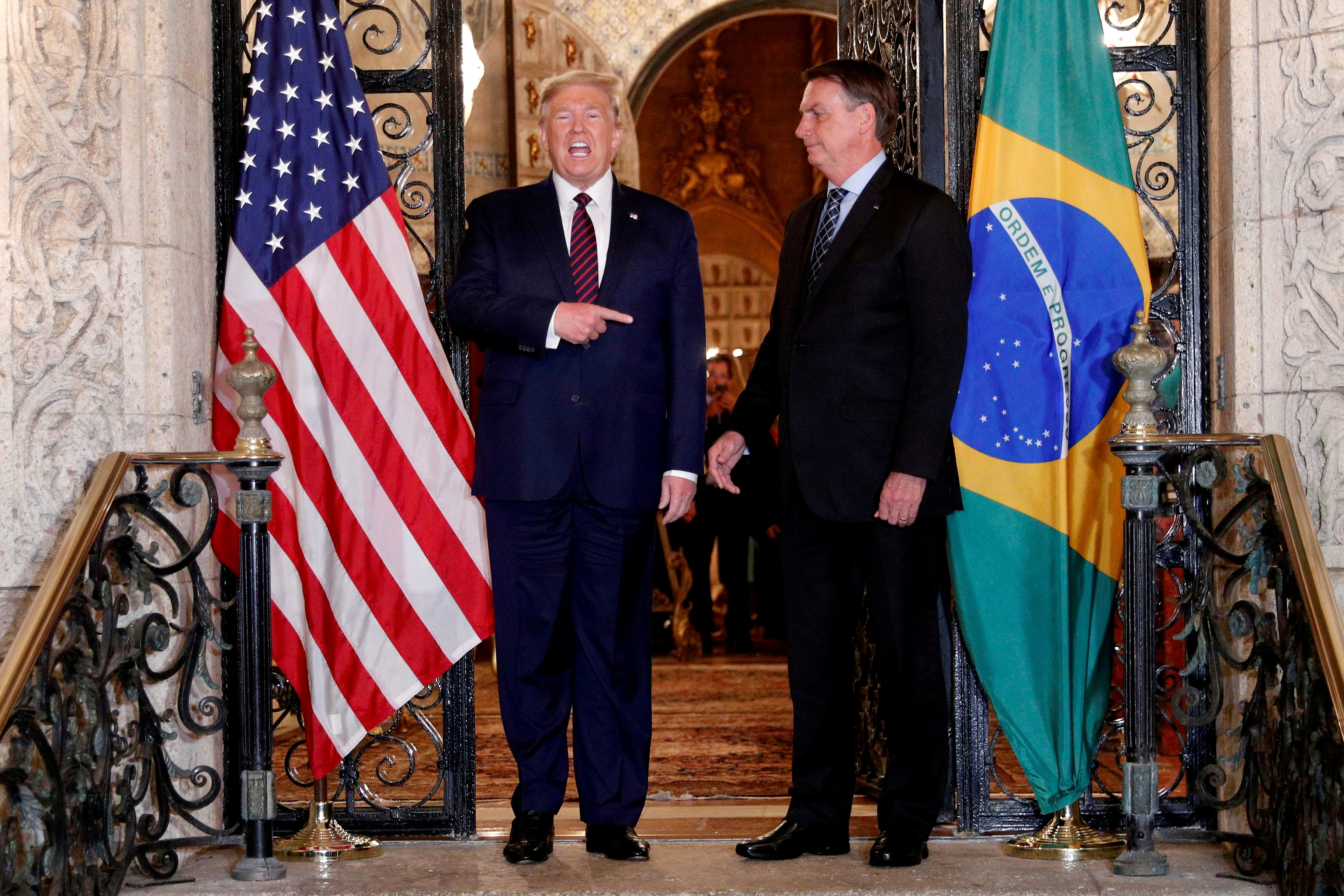 Donald Trump se presenta en una sesión fotográfica con el presidente brasileño Jair Bolsonaro antes de asistir a una cena de trabajo en el centro turístico Mar-a-Lago en Palm Beach, Florida, el 7 de marzo de 2020 (REUTERS/Tom Brenner/Archivo Foto)