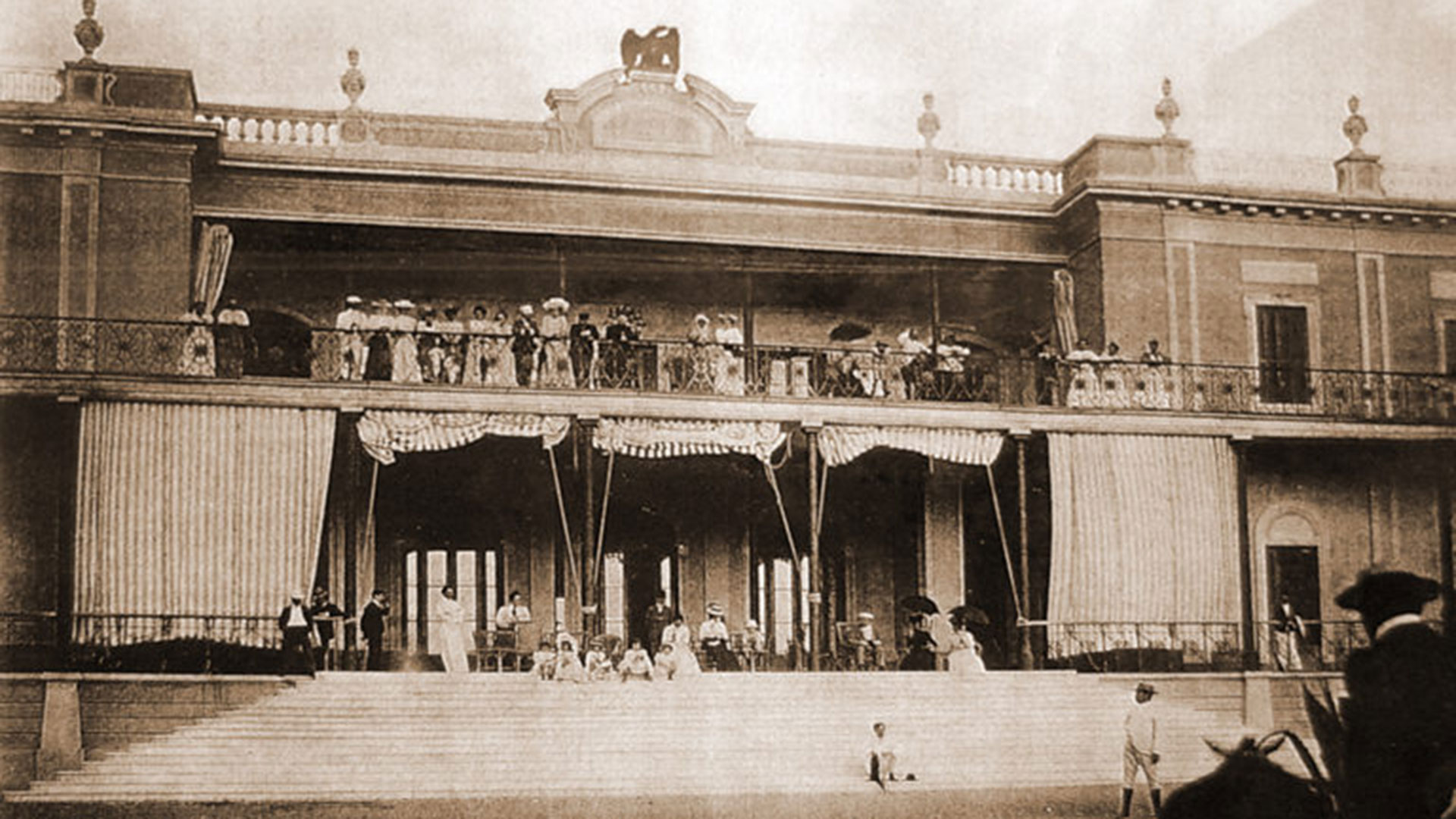 Familias aristocráticas en los balcones del hotel. Disponía de una piscina olímpica, un campo de golf de 18 hoyos donde se realizaban torneos internacionales, canchas de tenis y las singulares “cazas del zorro” 