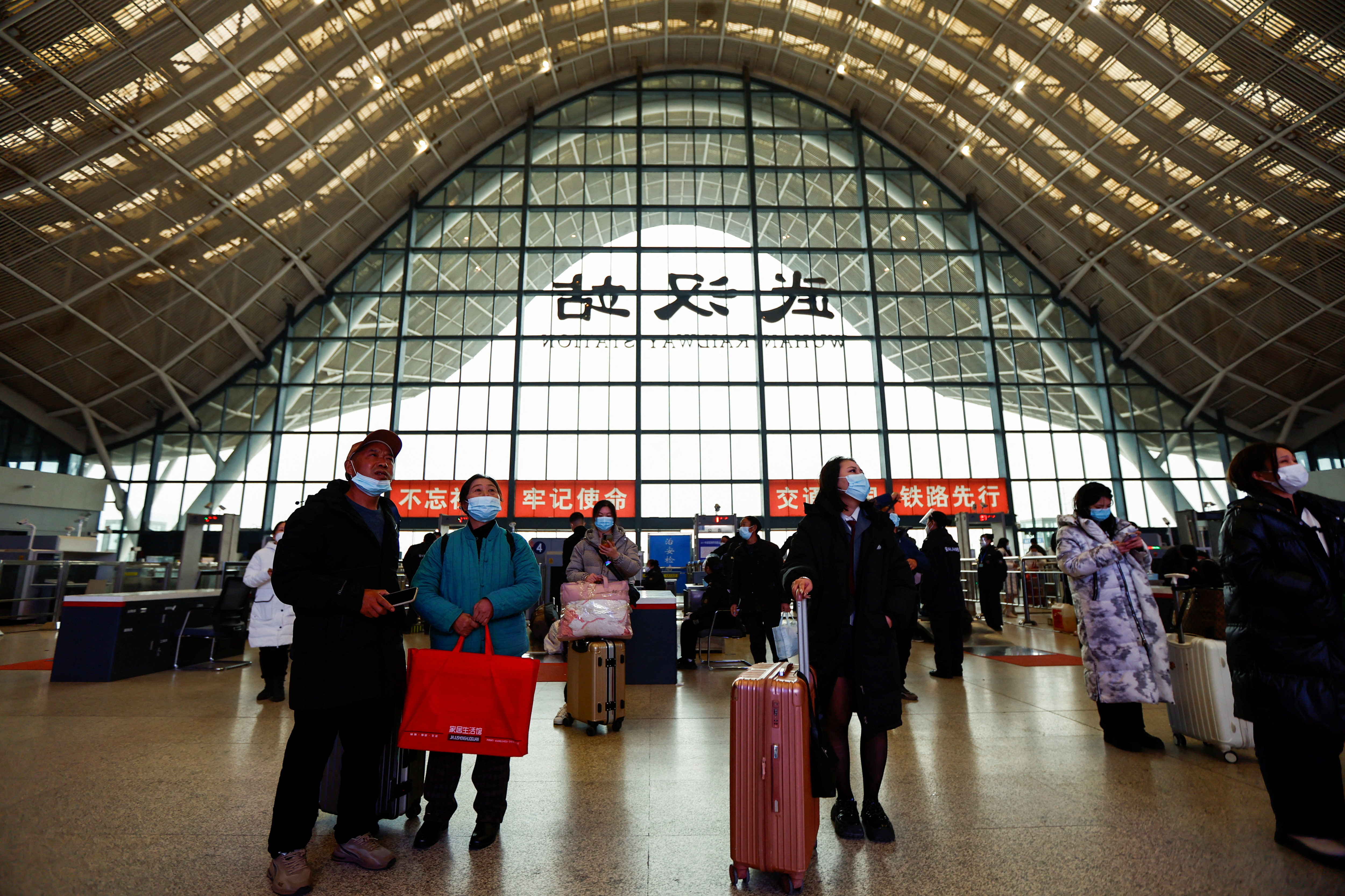 La gente espera con equipaje en una estación de tren, en medio del brote de la enfermedad coronavirus (COVID-19), en Wuhan, provincia de Hubei, China, 1 de enero de 2023. REUTERS/Tingshu Wang 