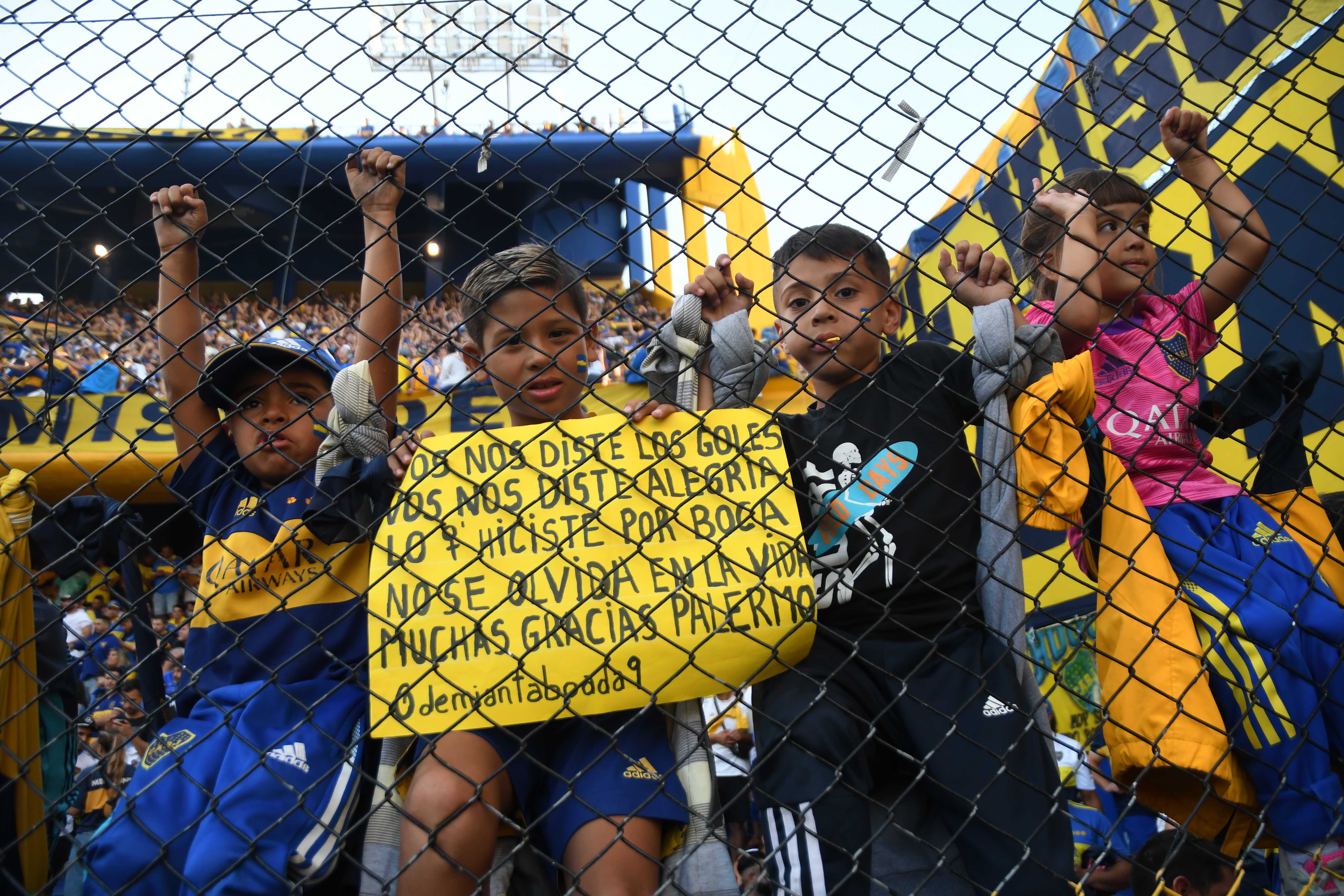 Los fanáticos de Boca Juniors homenajearon a Palermo en su vuelta a la Bombonera tras nueve años (Télam)