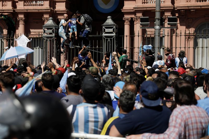 El caos que se generó en el velorio de Diego Maradona (REUTERS/Ricardo Moraes)