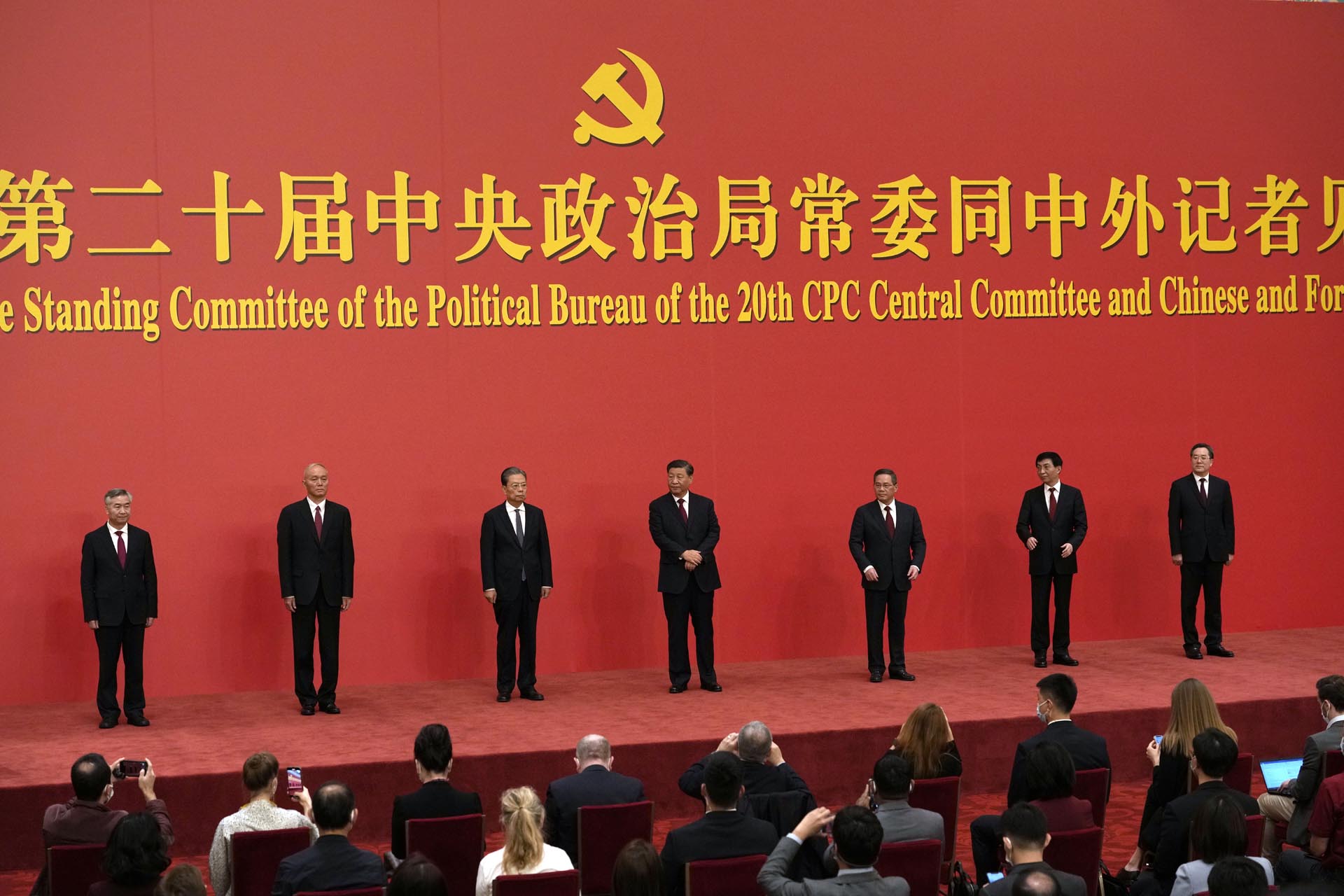 Li Xi, Cai Qi, Zhao Leji, el president Xi Jinping, Li Qiang, Wang Huning, y Ding Xuexiang, la cúpula del Partido Comunista Chino (AP Photo/Ng Han Guan)