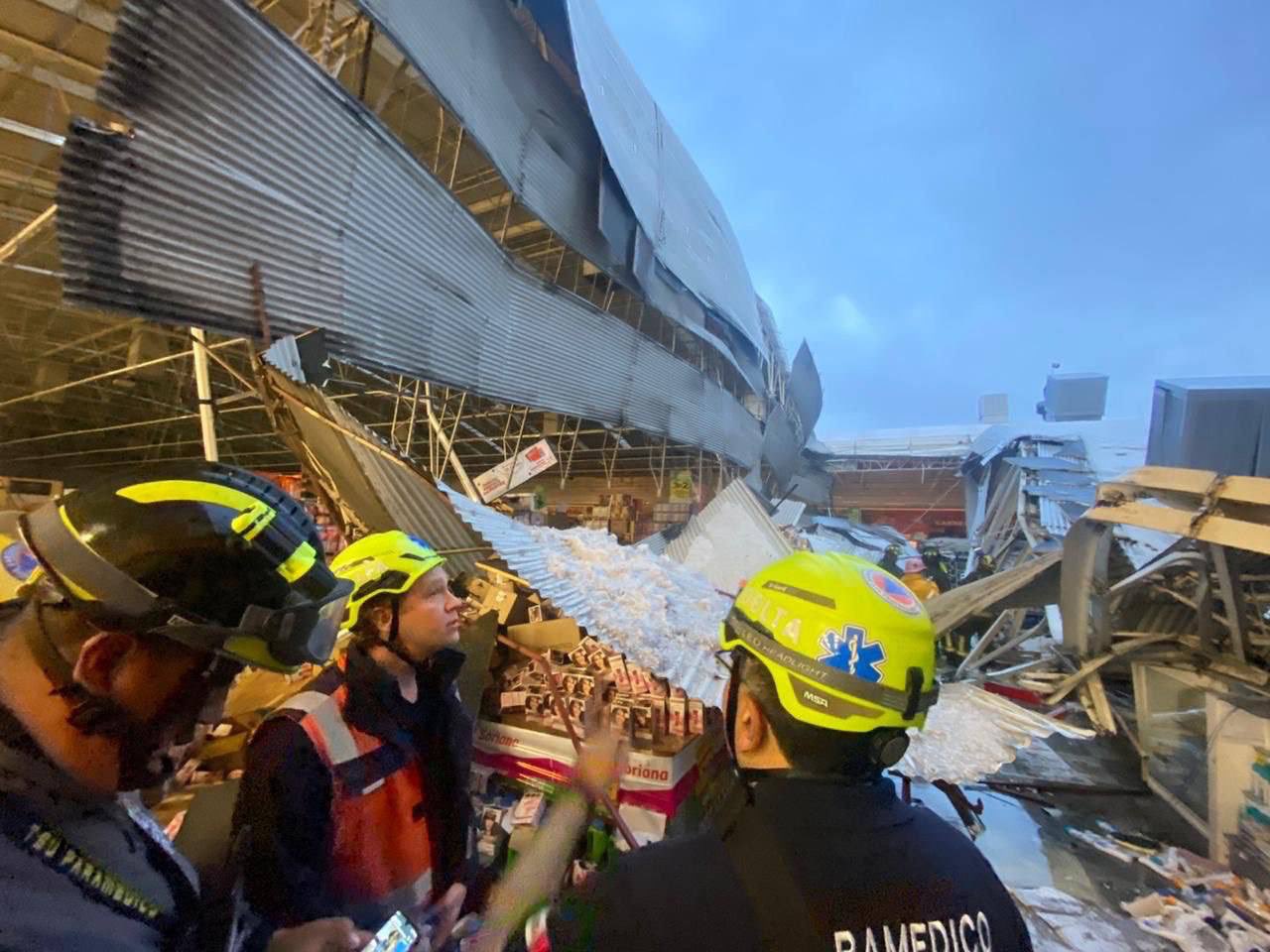 200 personas fueron evacuadas de la zona del desastre y solo una resultó lesionada al salir de la tienda (Foto: Twitter / @@STaboadaMx)