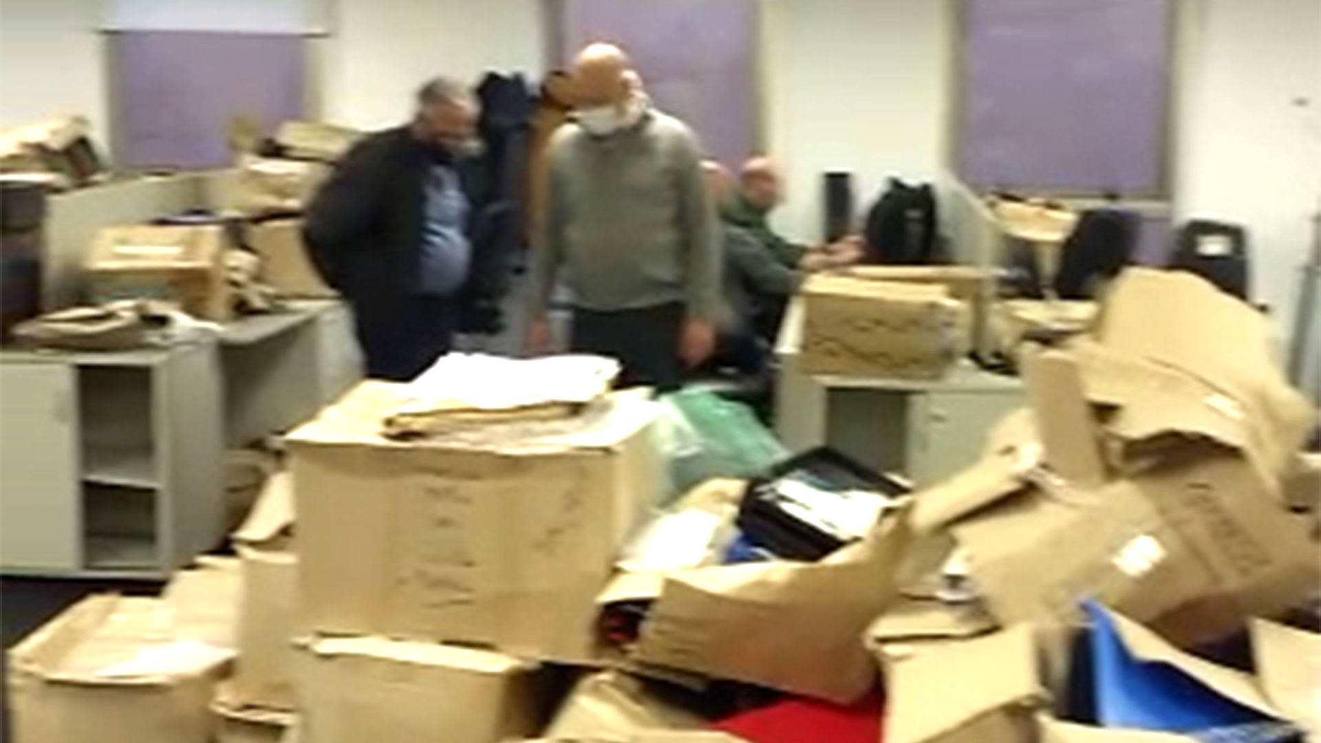 Video: una montaña de papeles y carpetas sorprendió a los empleados de ANAC en el regreso a la presencialidad