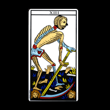 La carta 13 del tarot representa a la muerte. Es un esqueleto con una guadaña que no distingue entre reyes y plebeyos.