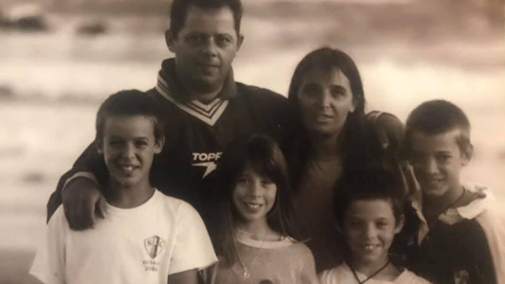 Santiago Maratea junto a sus padres y sus hermanos, cuando era chico (Foto: Facebook)