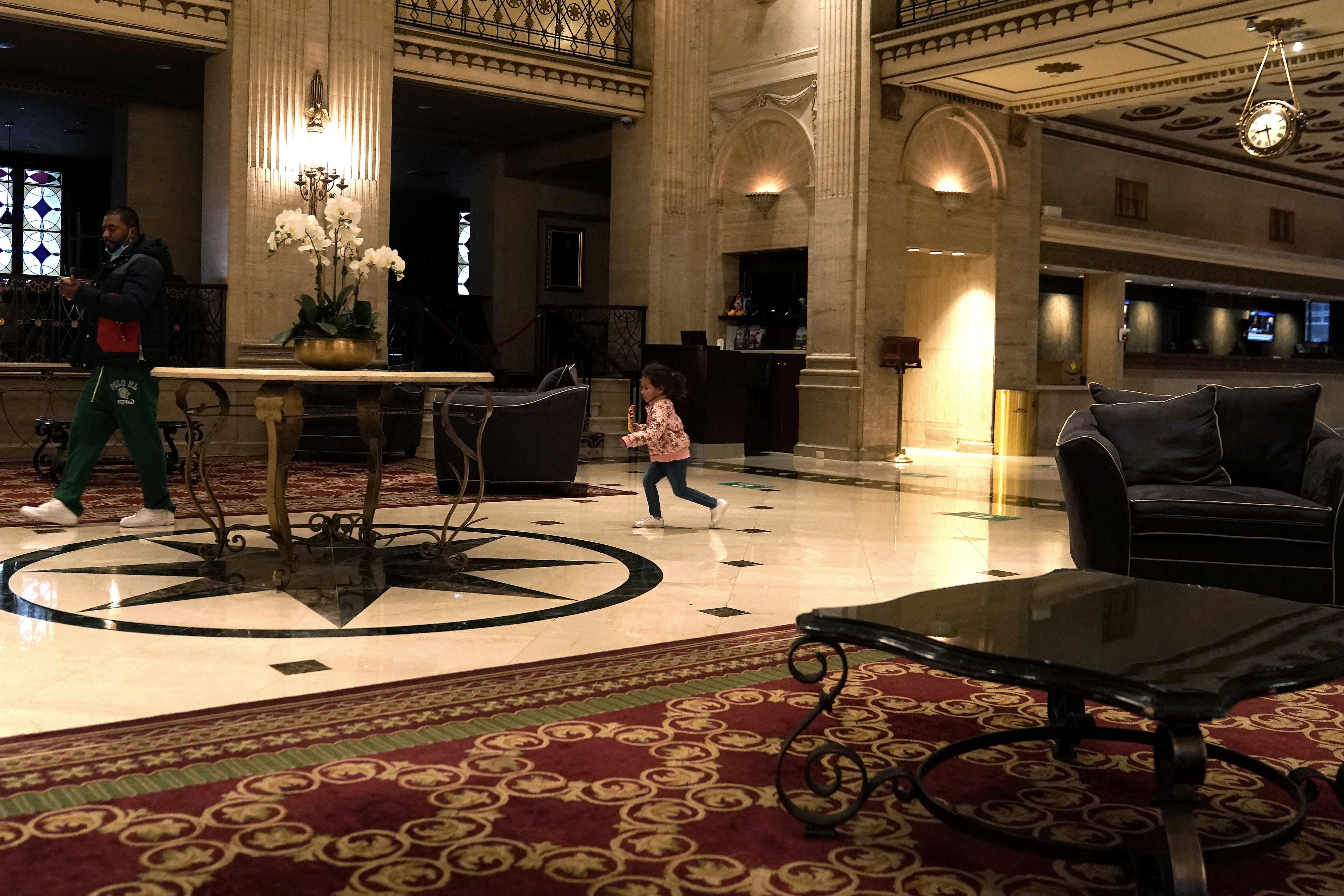 El lobby del lujoso hotel Roosvelt, que también aloja inmigrantes