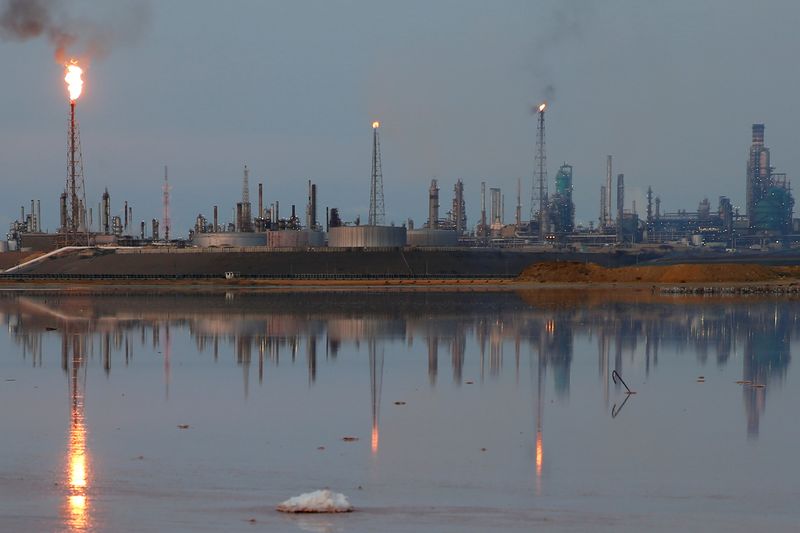 IMAGEN DE ARCHIVO. Una vista general del complejo de refinería Amuay que pertenece a la petrolera estatal venezolana PDVSA en Punto Fijo, Venezuela. Noviembre 17 de 2016. REUTERS/Carlos García Rawlins