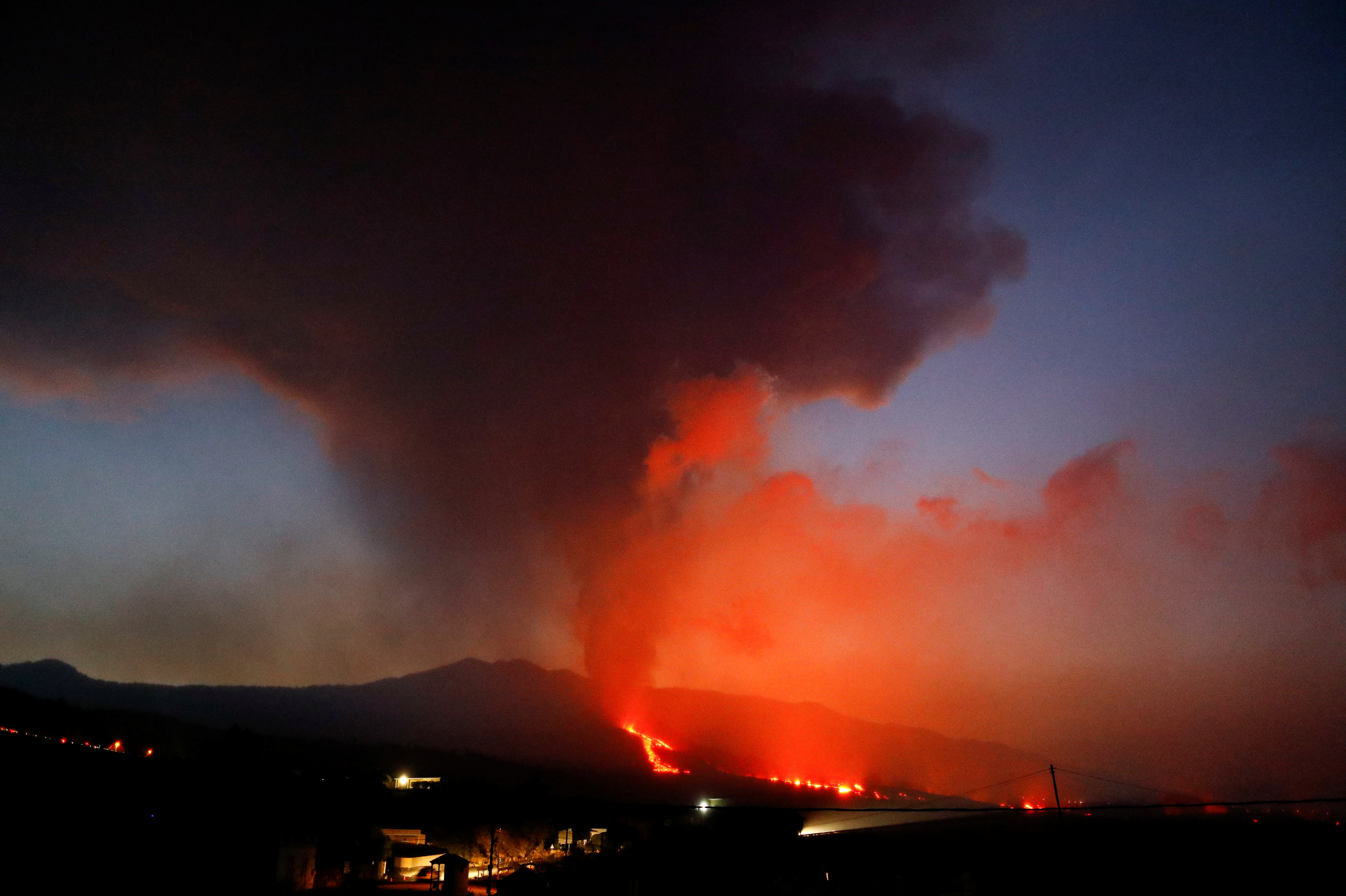 El volcán Tajogaite arroja lava y humo (REUTERS/Borja Suárez)