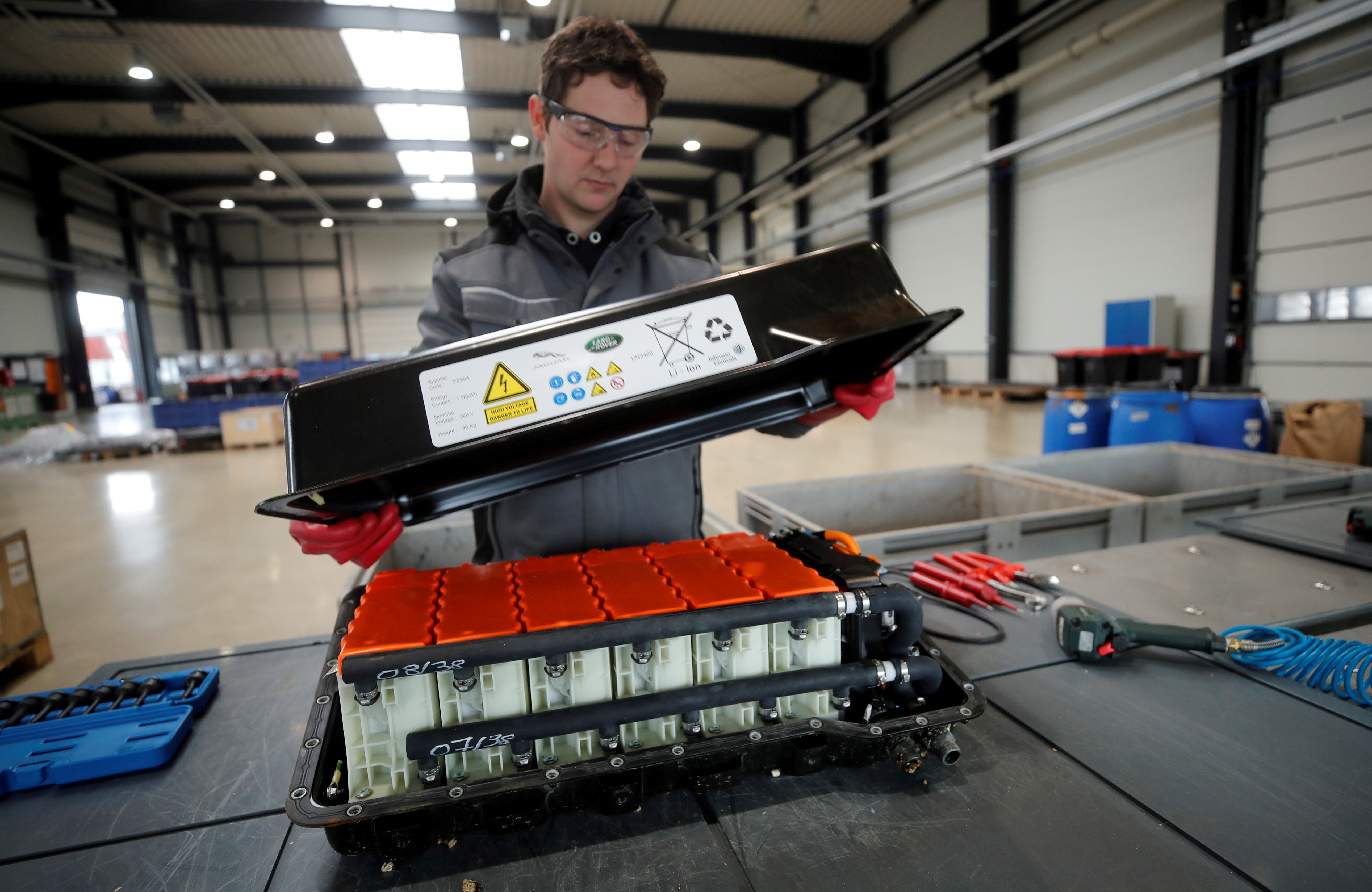 Una batería de litio utilizada en autos eléctricos. Cargar un vehículo eléctrico cuesta un tercio o incluso una cuarta parte de lo que uno gasta con un auto con combustible (REUTERS/Wolfgang Rattay/File Photo)