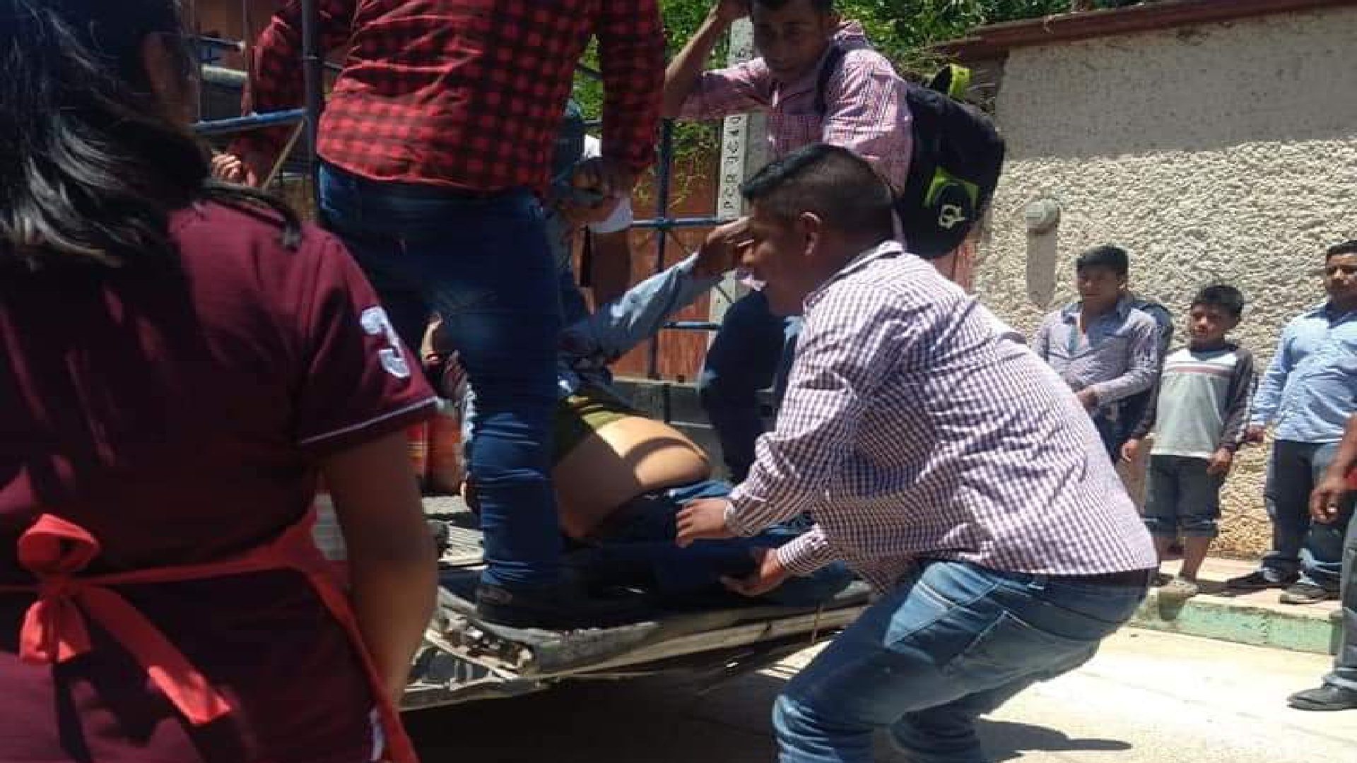 Pobladores ayudaron a trasladar a la victima al hospital (Foto: Twitter/DDHH_Chiapas)