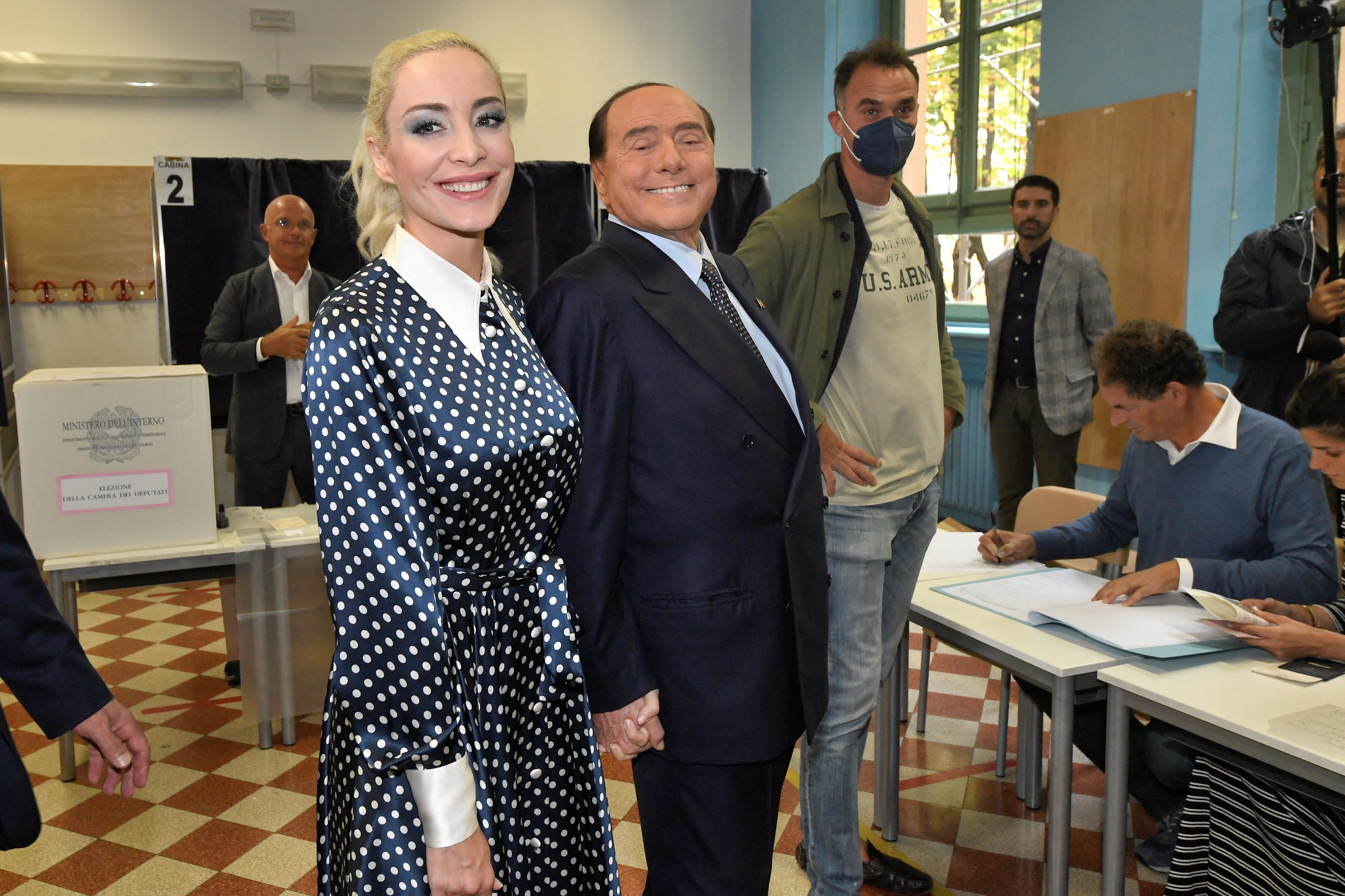 Berlusconi, y Marta Fascina se encuentran en un colegio electoral durante las elecciones anticipadas. REUTERS/Flavio Lo Scalzo
