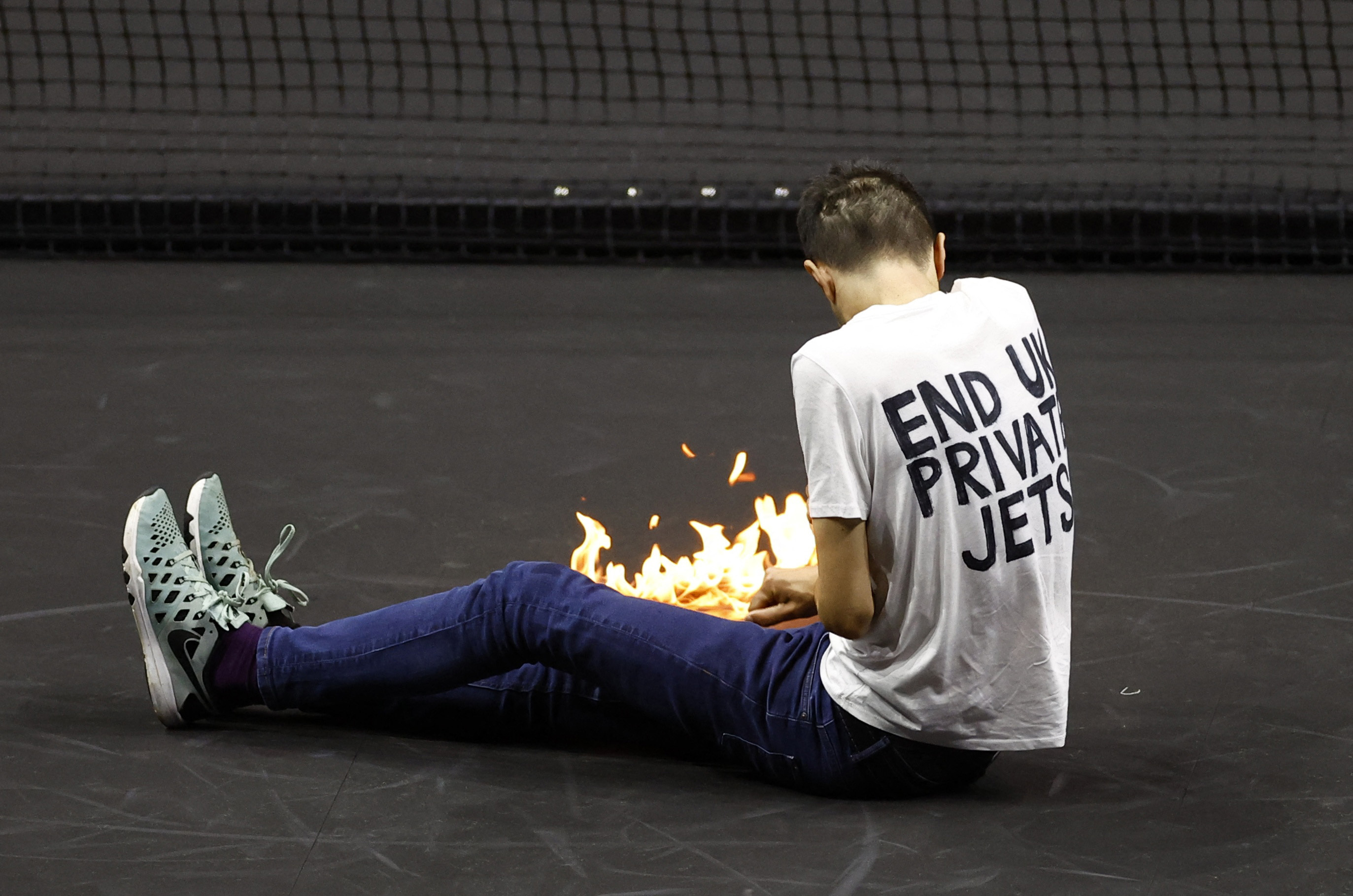 El hombre que saltó a la cancha a protestar llevaba una remera con la frase "End UK private jets" (Foto: Reuters)