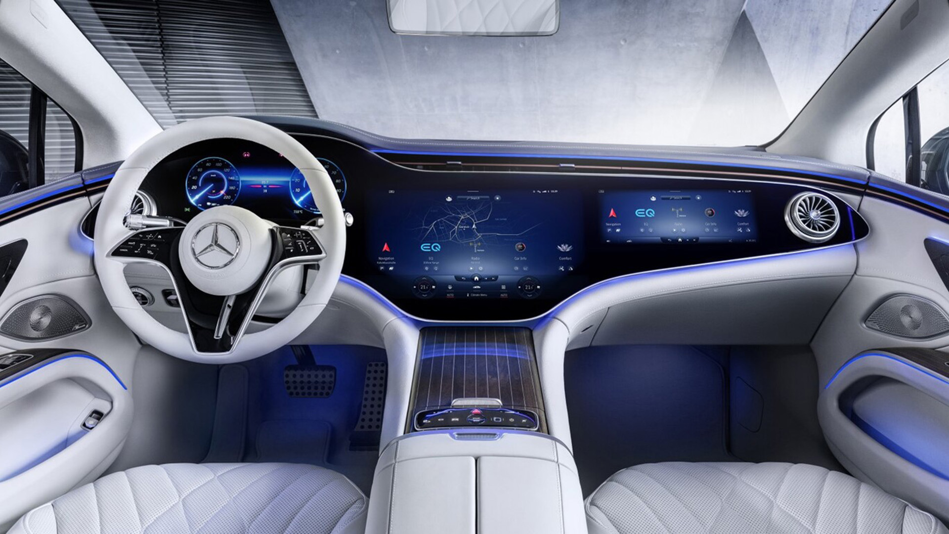 En los mismísimos tableros de los Mercedes de última generación, la pantalla ocupa todo el espacio que servía para las salidas de aire