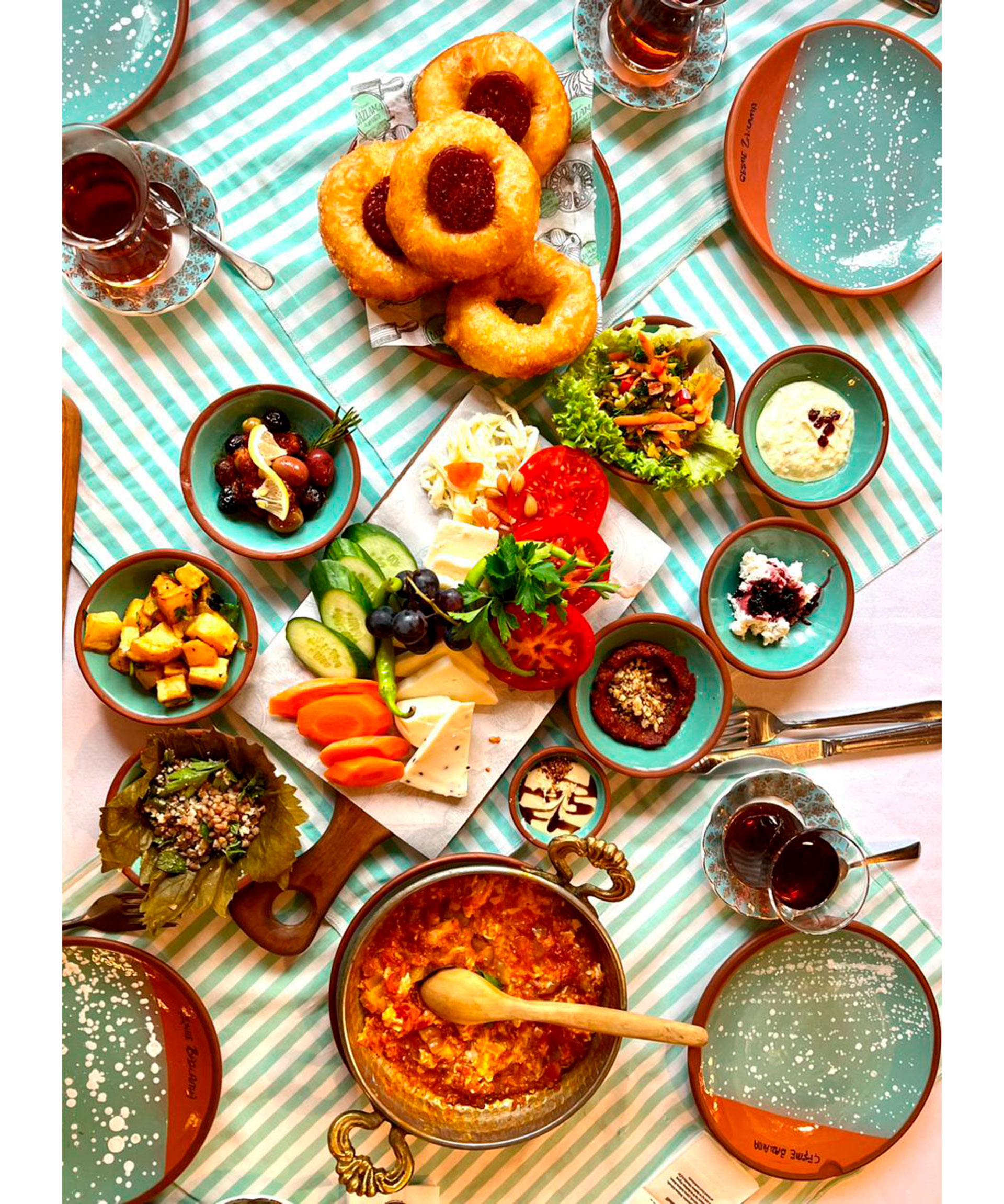 Un desayuno turco, o brunch, para los fines de semana, con platos dulces y salados
