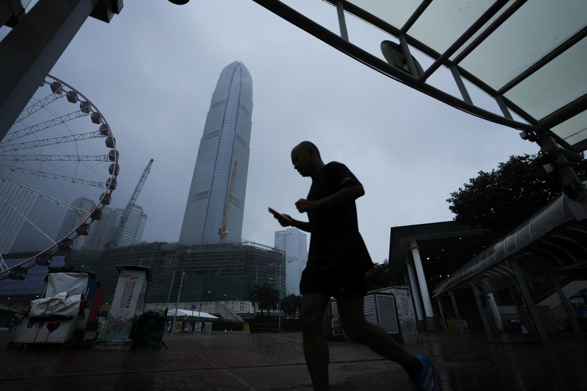El tif&oacute;n Noul toc&oacute; tierra en el sur de China con vientos huracanados: m&aacute;s de 700.000 personas fueron evacuadas
