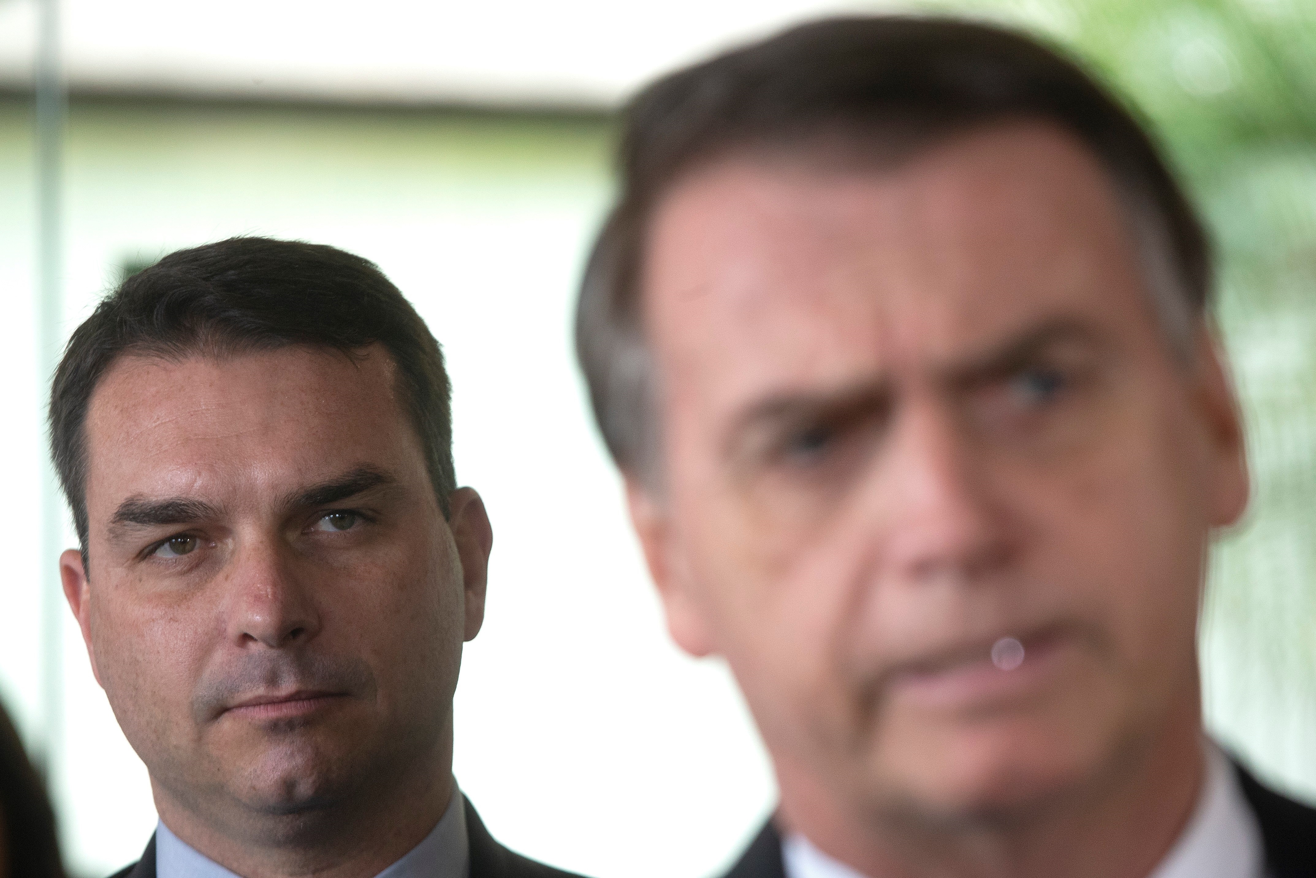 El senador Flavio Bolsonaro (i), hijo del presidente de Brasil, Jair Bolsonaro (d) (EFE/Joédson Alves)
