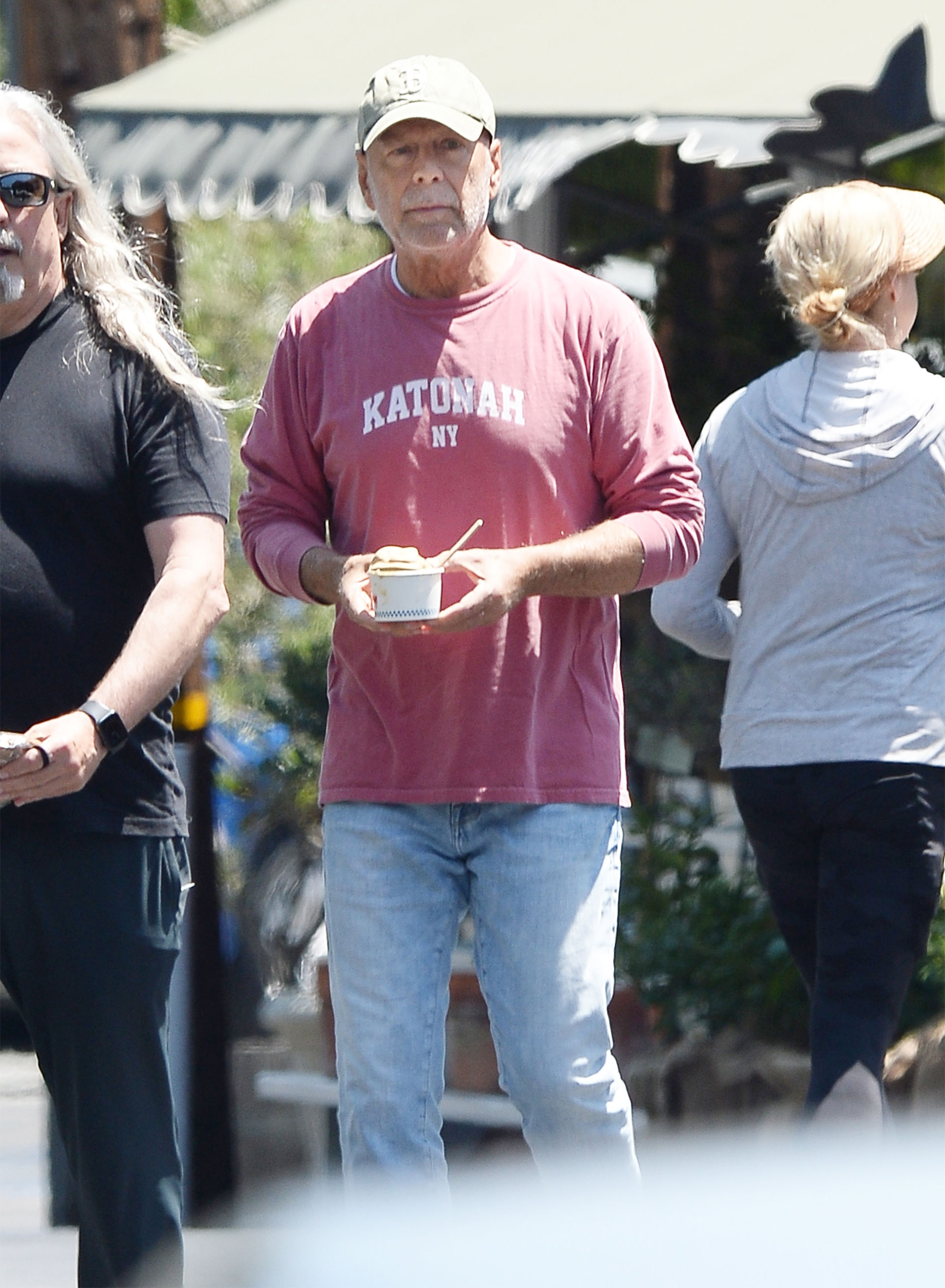 Bruce Willis salió a caminar por las calles de Los Ángeles y se detuvo en una tienda a comprarse un helado y continuó su camino. Llevaba puesto un pantalón de jean, remera manga larga estampada color rosa y una gorra