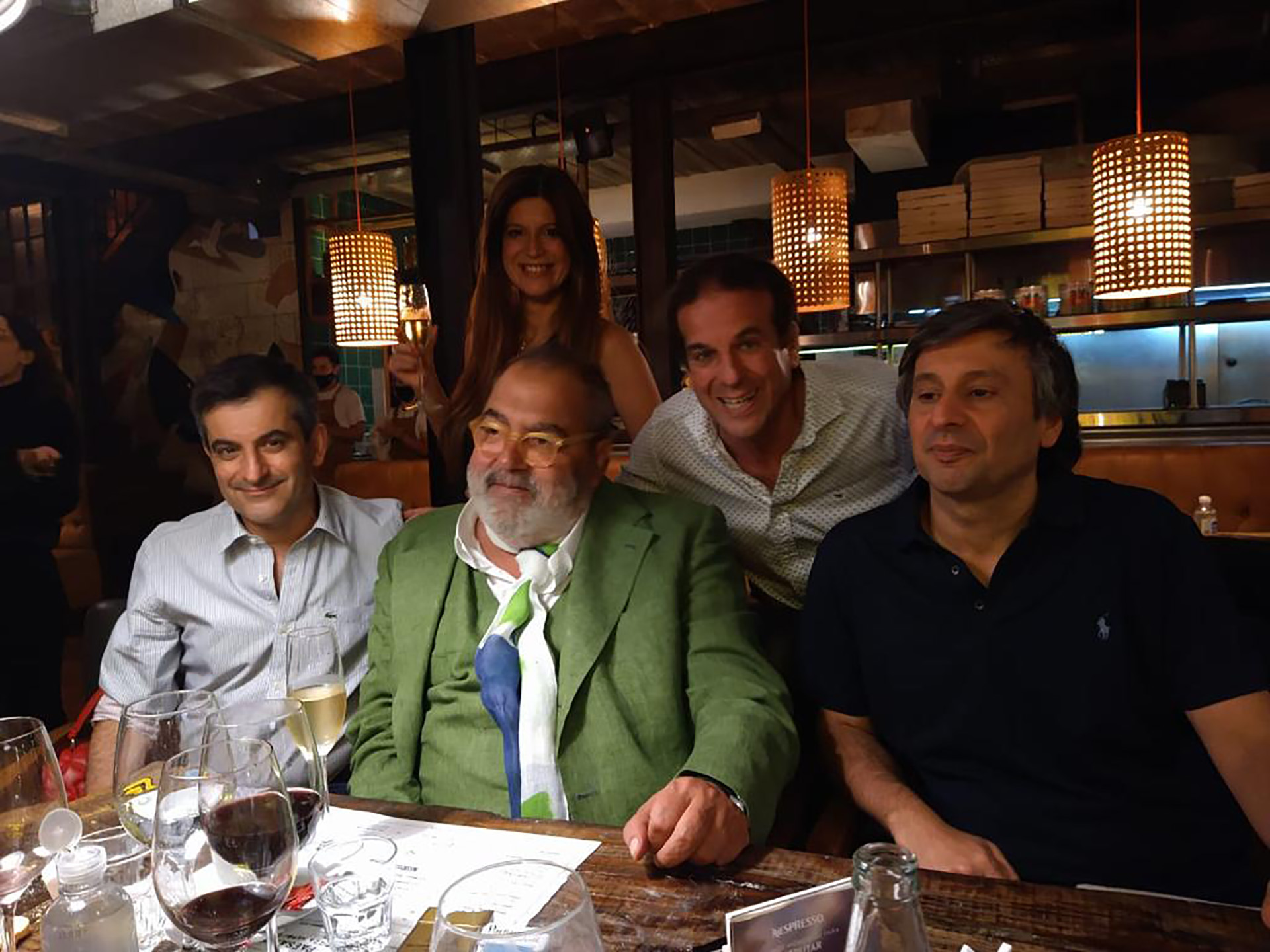Jorge Lanata y Elba, junto a los hermanos Marcovecchio. De izquierda a derecha, Luis (54, médico), Ariel (53, ingeniero) y Sergio (49, ingeniero)