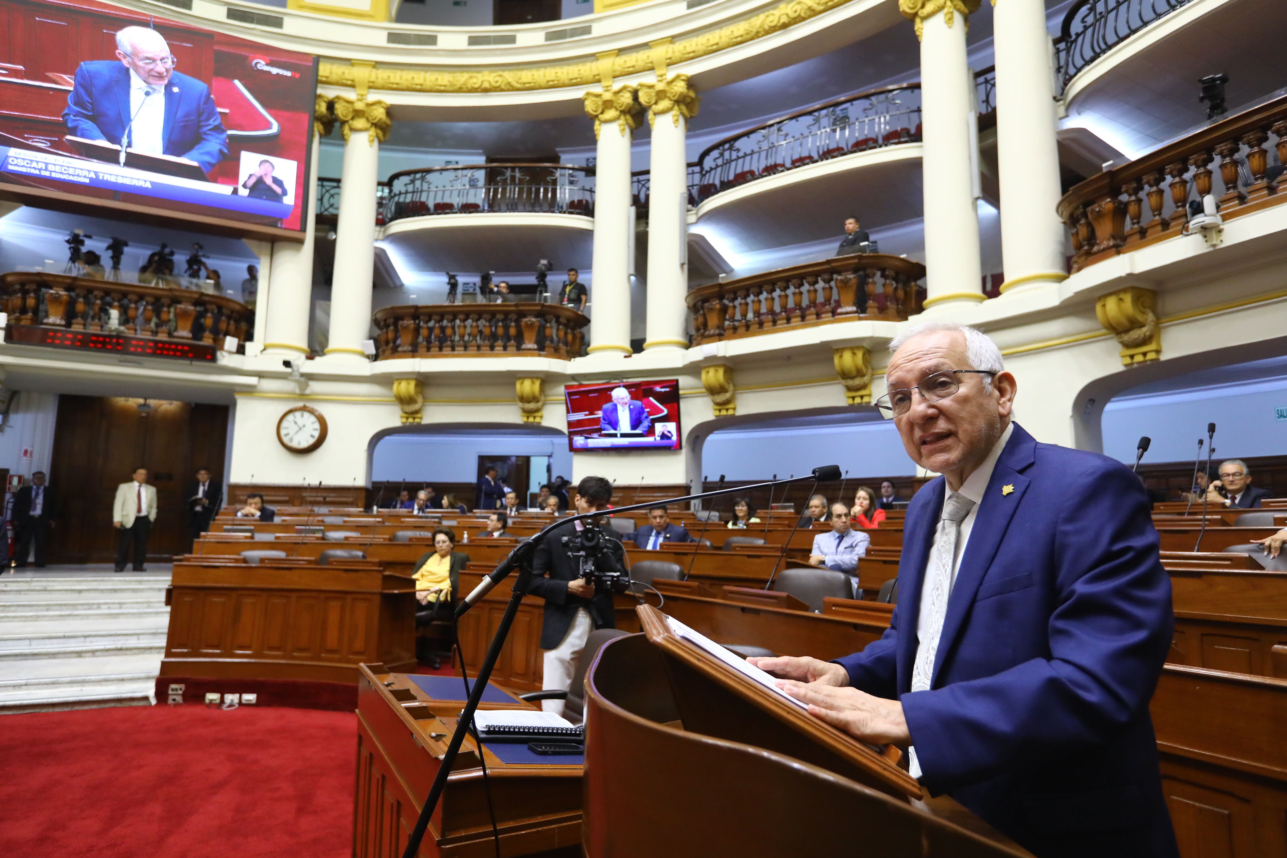 Congreso EN VIVO: Ministro Óscar Becerra es interpelado en el Parlamento por frases contra mujeres aimaras