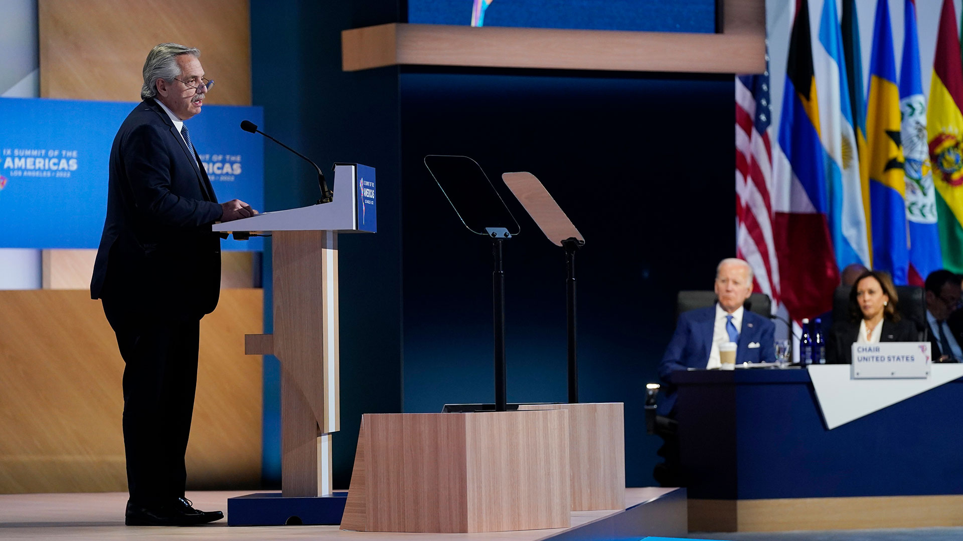 Alberto Fernández y, de fondo, Joe Biden y Kamala Harris. (foto AP)