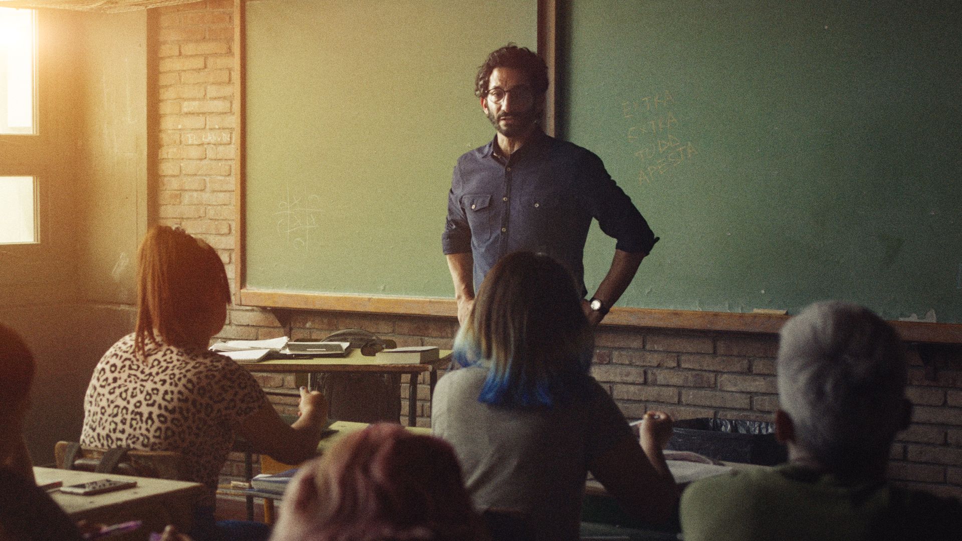 Un profesor habla con sus estudiantes