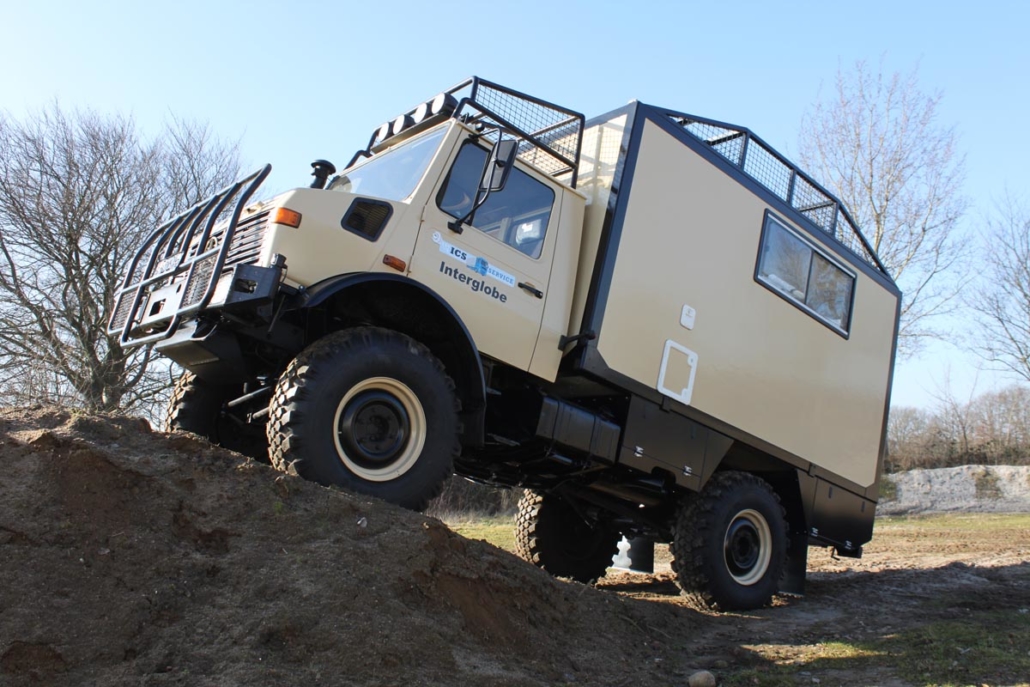 Un Unimog sigue siendo una propuesta capaz de pasar por cualquier parte, aunque la superficie disponible para la casa rodante es muy reducida